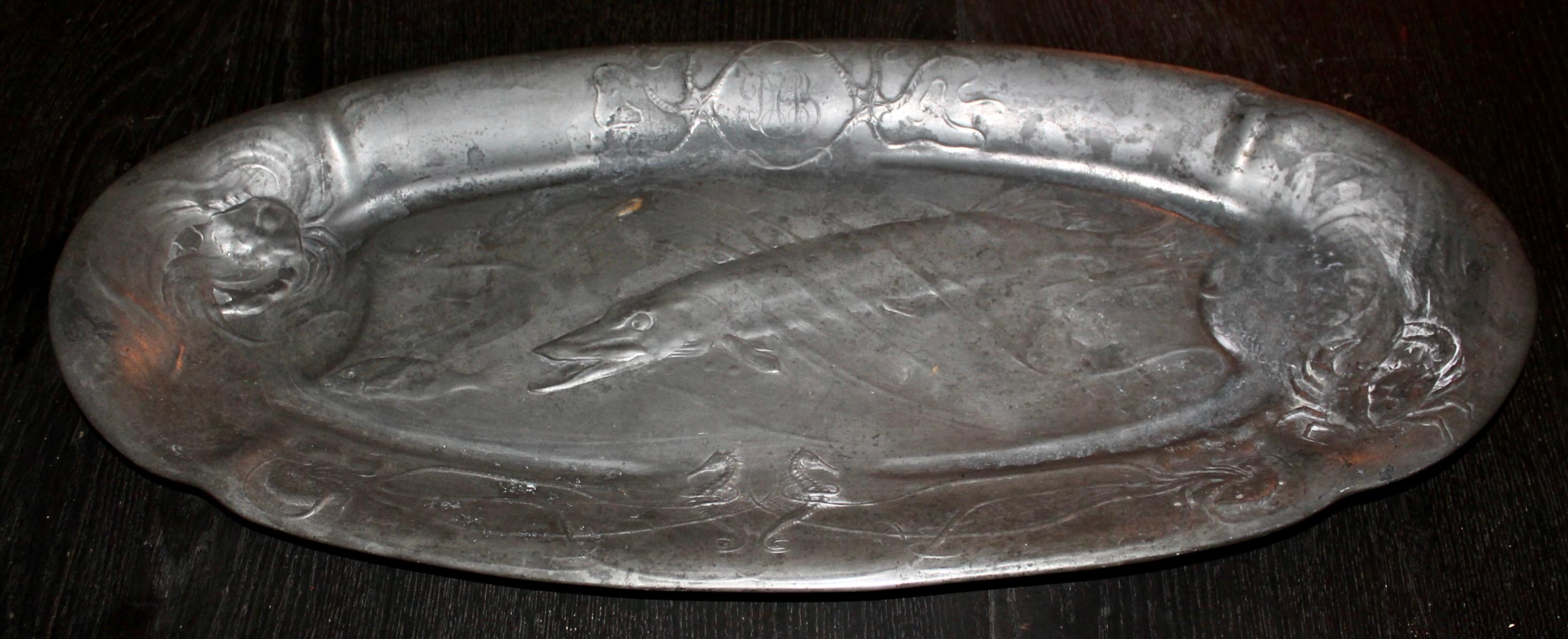 Grande piatto da portata di Kayserzinn raffigurante uno storione che nuota, realizzato da J,P. Kayser Sohn. Firmato e numerato 4323. 24 
