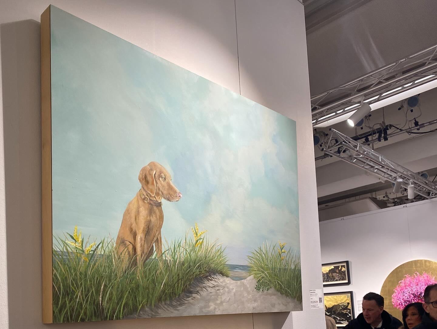 Playa Tranquila - Perro en Paisaje Costero Pintura sobre Panel, Cielo Azul y Nubes - Painting de Kazaan Viveiros