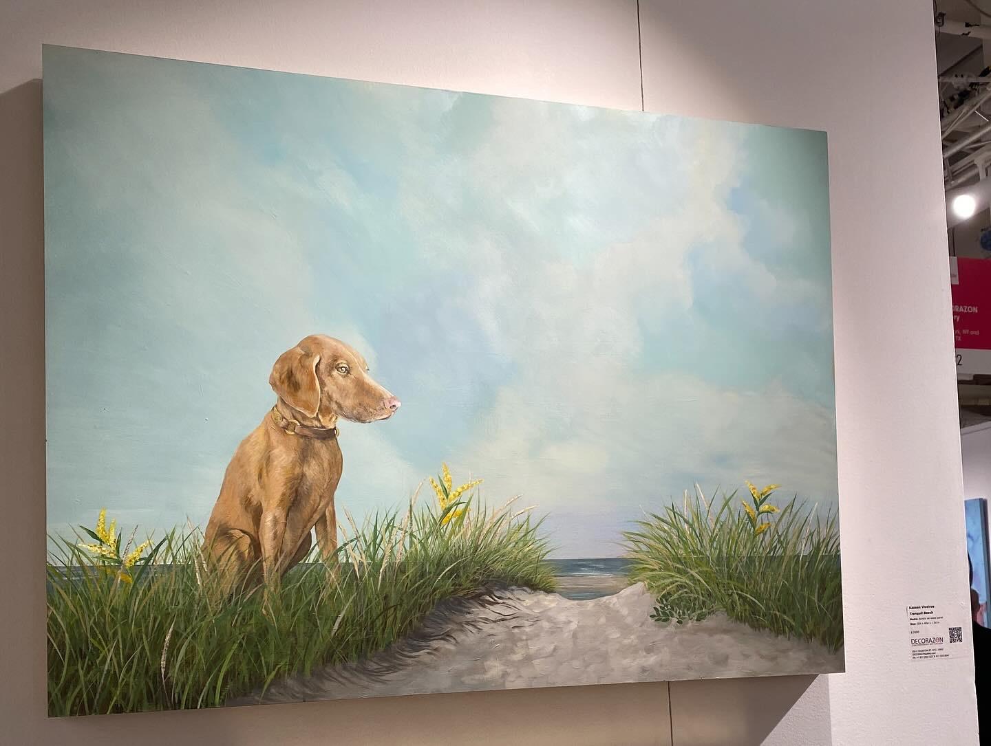 Playa Tranquila - Perro en Paisaje Costero Pintura sobre Panel, Cielo Azul y Nubes - Animal Painting Gris de Kazaan Viveiros