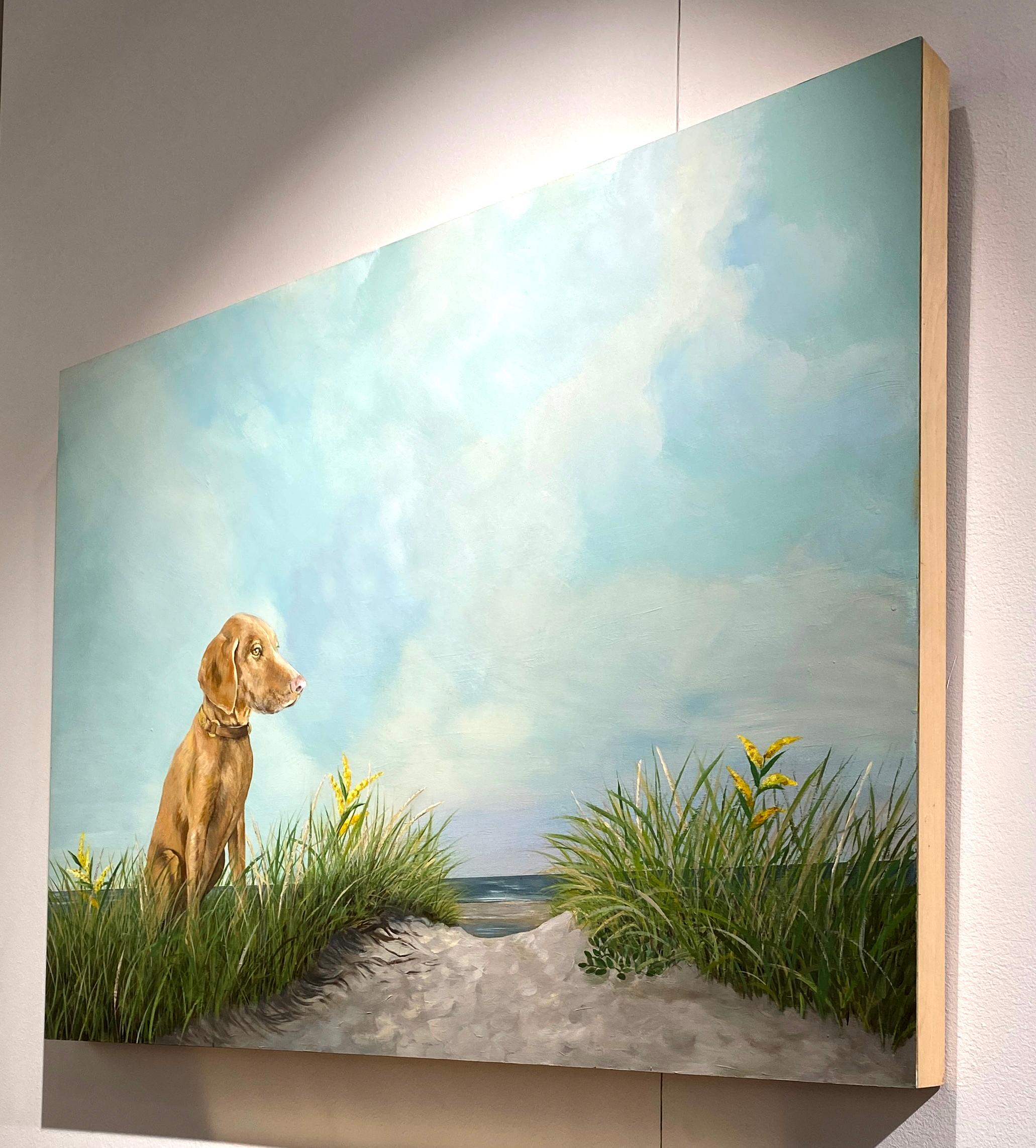Tranquil Beach - Hund in Küstenlandschaft Gemälde auf Panel, blauer Himmel & Wolken (Grau), Animal Painting, von Kazaan Viveiros