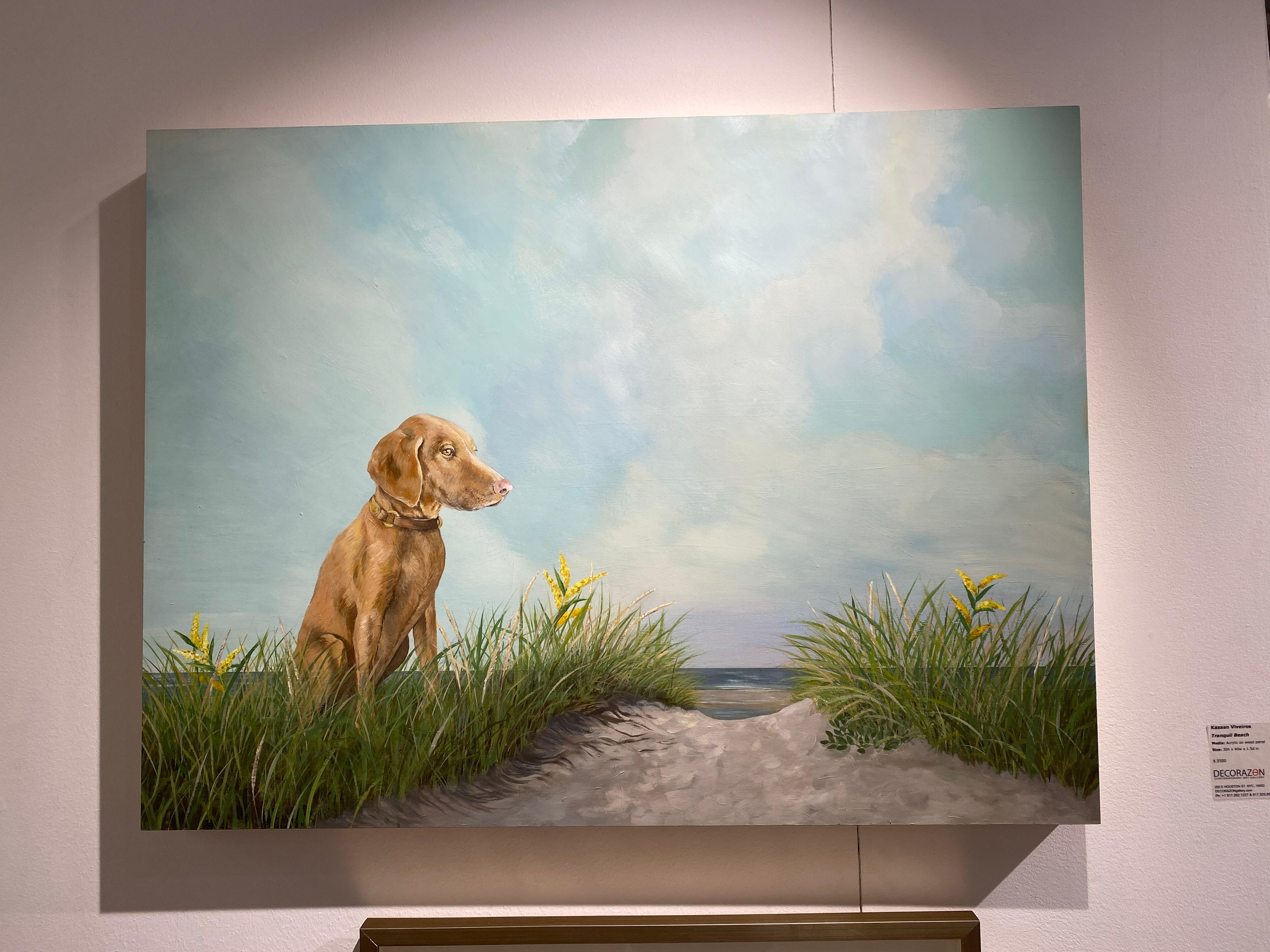 Playa Tranquila - Perro en Paisaje Costero Pintura sobre Panel, Cielo Azul y Nubes en venta 2