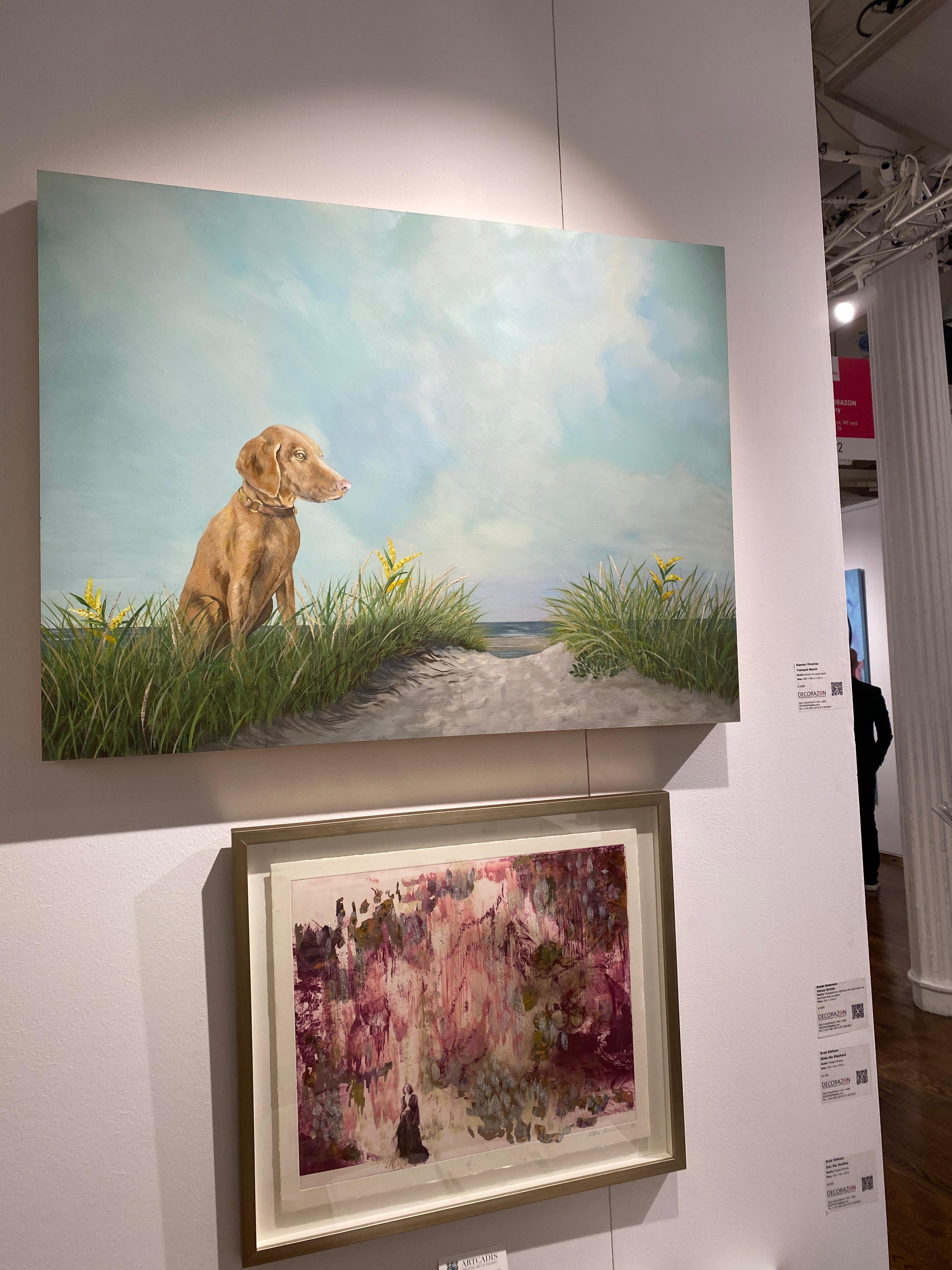 Playa Tranquila - Perro en Paisaje Costero Pintura sobre Panel, Cielo Azul y Nubes en venta 3