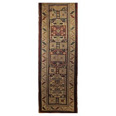 Tapis de couloir Kazak caucasien du 19ème siècle à motif de médaillons géométriques en bleu et rouge