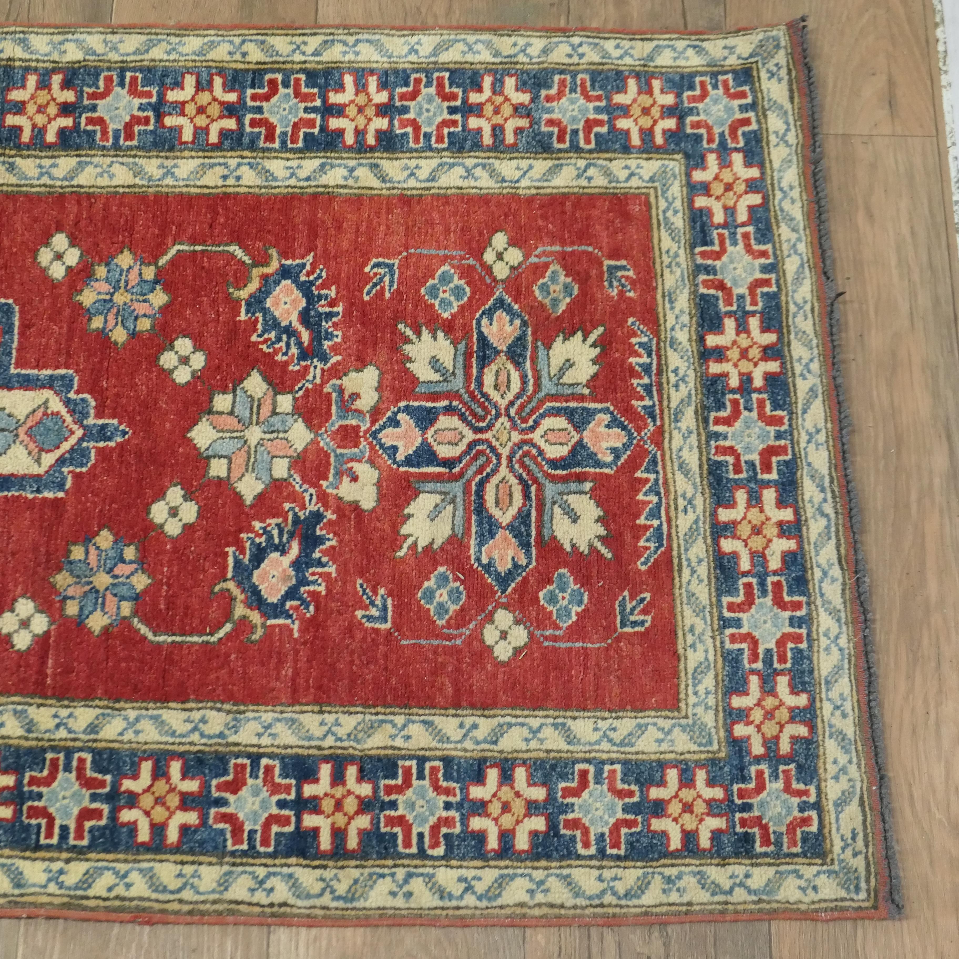 Kazak Handgewebter 12ft-Teppich-Läufer in traditionellem Design    (20. Jahrhundert) im Angebot