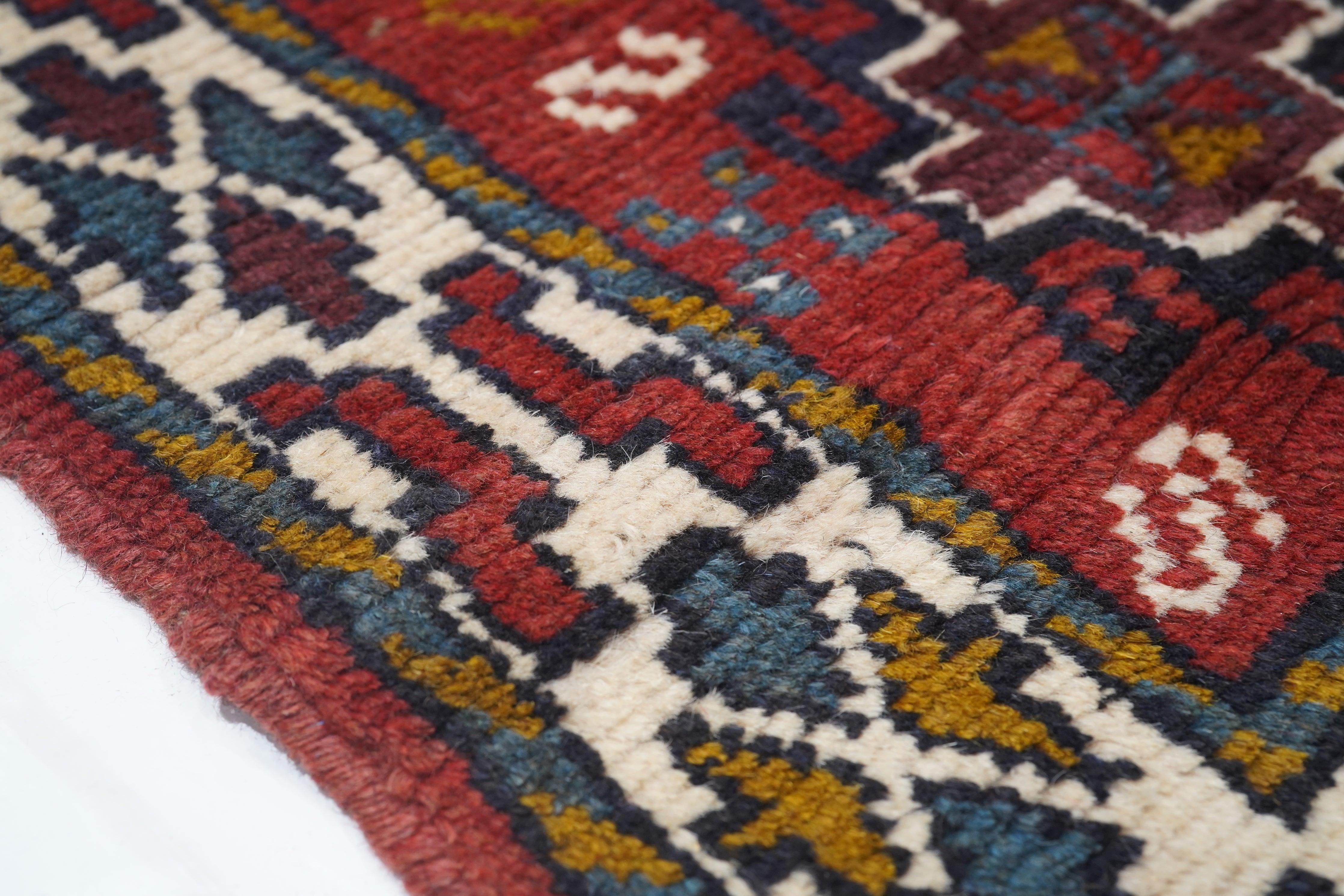 Kazak-Teppich 3'10'' x 5'9'' (21. Jahrhundert und zeitgenössisch) im Angebot