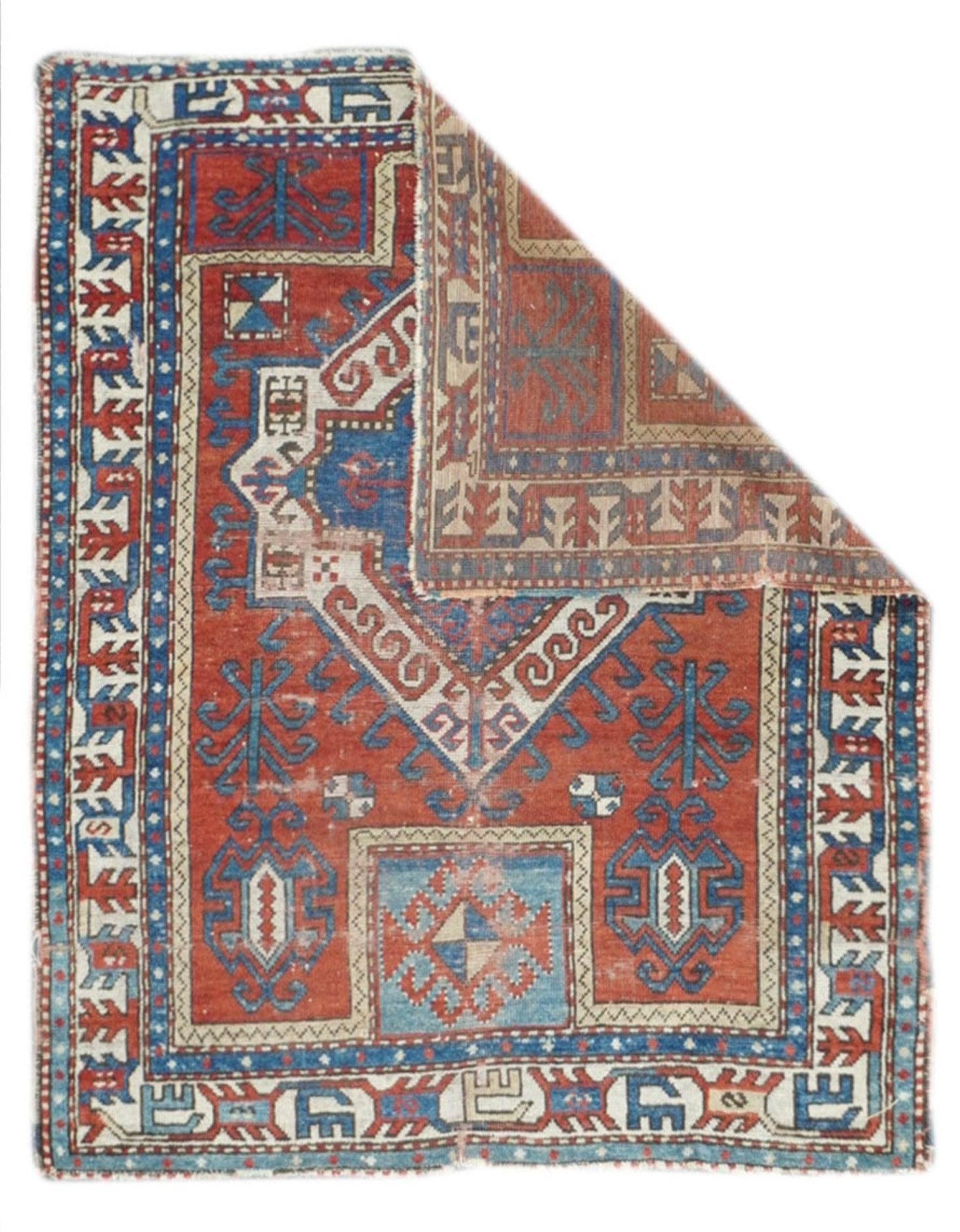 Kazak Teppich 3'6'' x 5'3''. SW-Kaukasus/Armenien. Kräftig gemusterte, stark gefärbte, völlig geometrische, ganz aus Wolle bestehende, grob bis mäßig gewebte, mittel- bis langflorige Stücke im Streuformat, in Medaillon-, Allover- und Gebetsanordnung