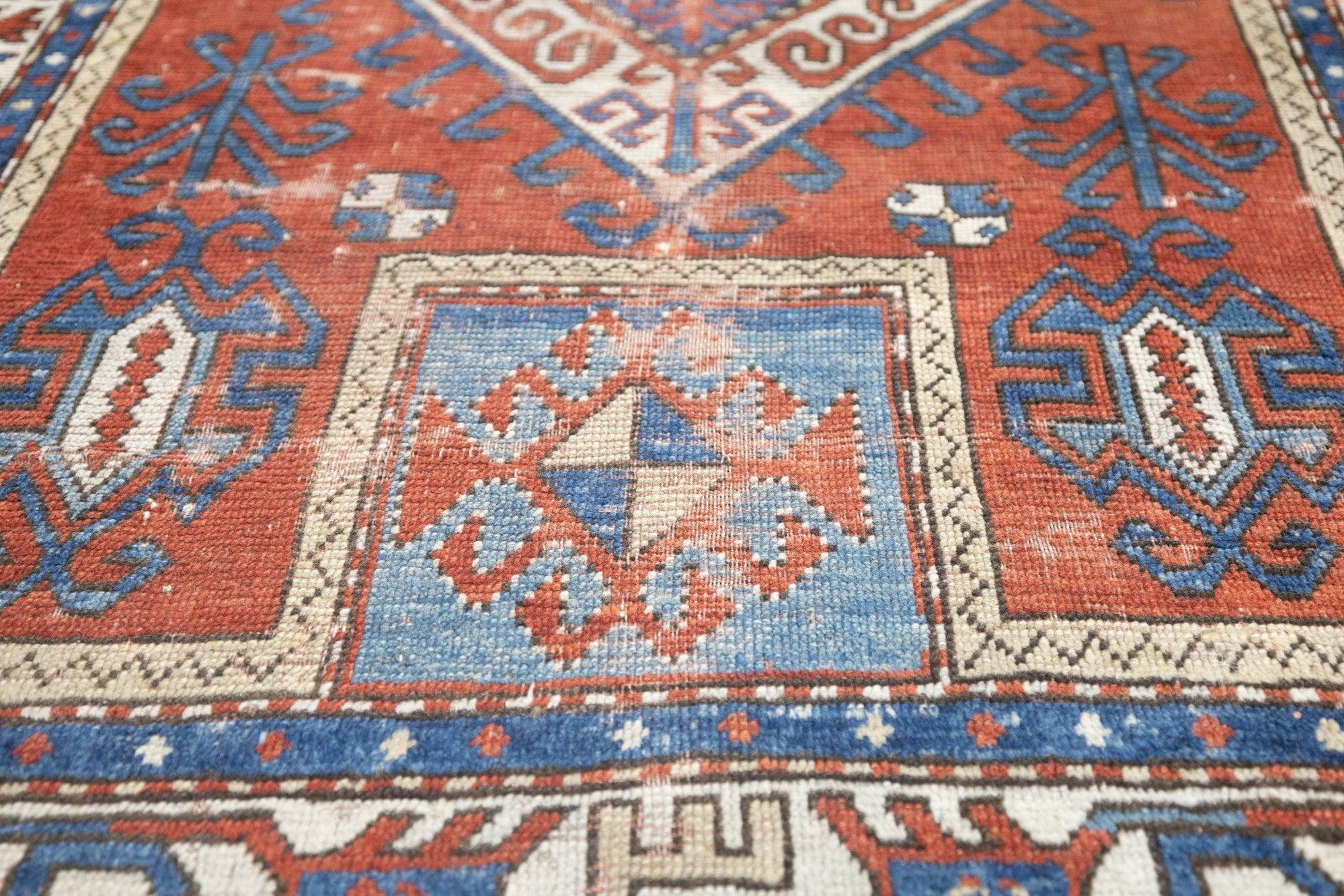 Kazak-Teppich 3'6'' x 5'3'' im Zustand „Gut“ im Angebot in New York, NY