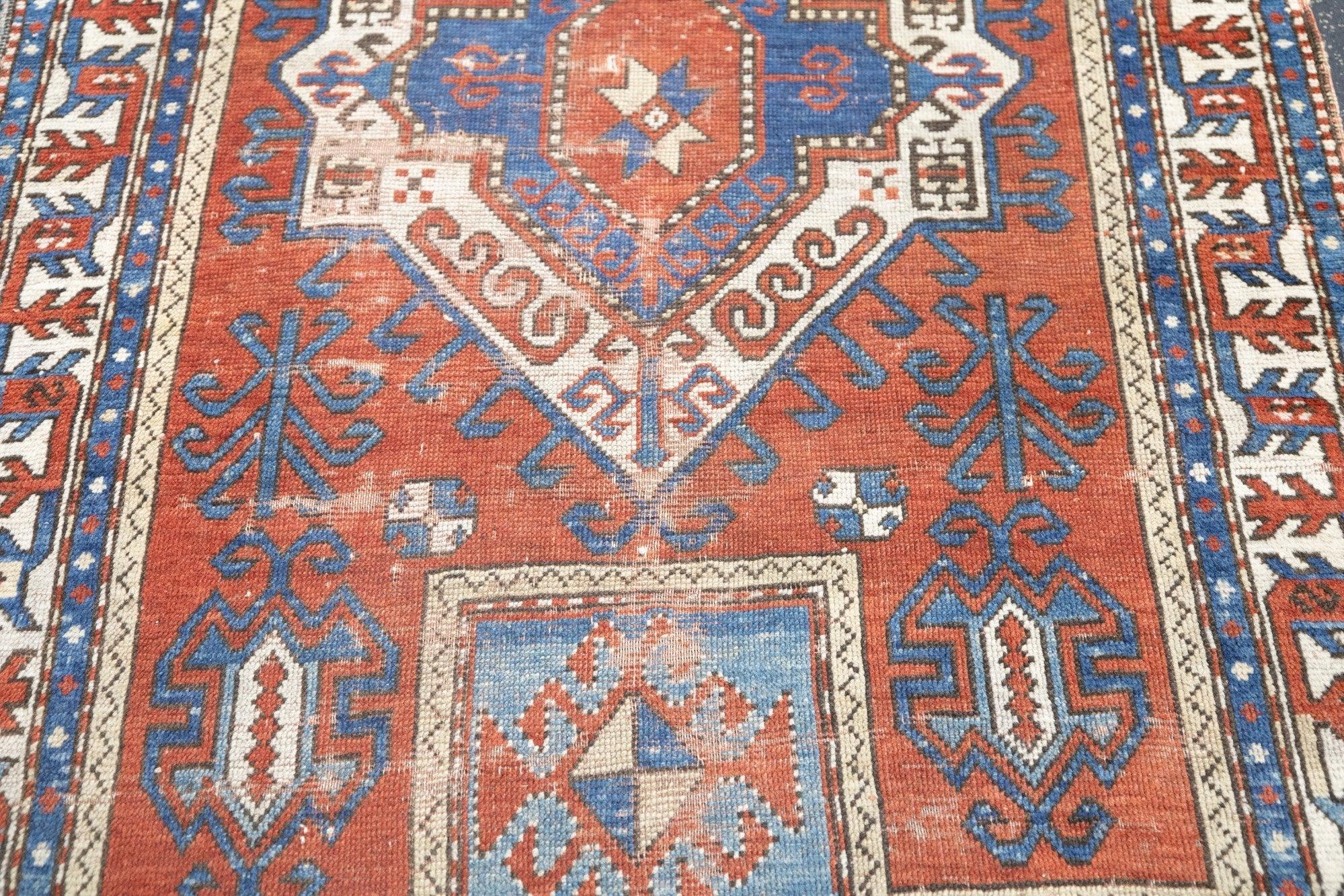 Kazak-Teppich 3'6'' x 5'3'' (21. Jahrhundert und zeitgenössisch) im Angebot