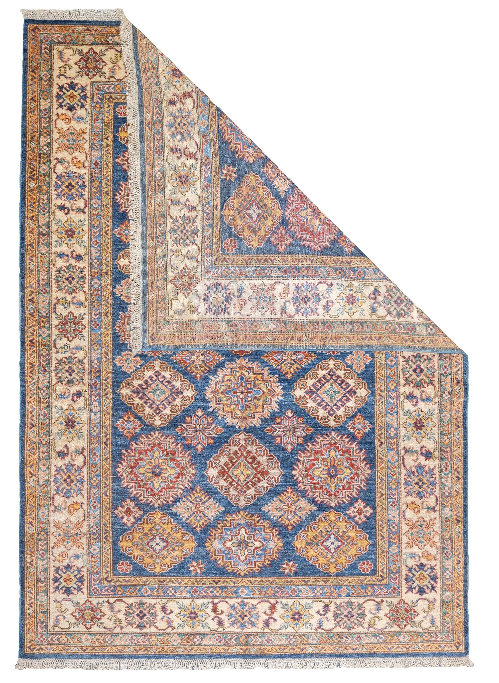 Alfombra Kazak 4'11'' x 7'1''. Cáucaso SO/Armenia. Piezas con motivos atrevidos, de colores intensos, totalmente geométricas, totalmente de lana, de tejido grueso a moderado, de pelo medio a largo, de formato disperso, en diseños de medallón,