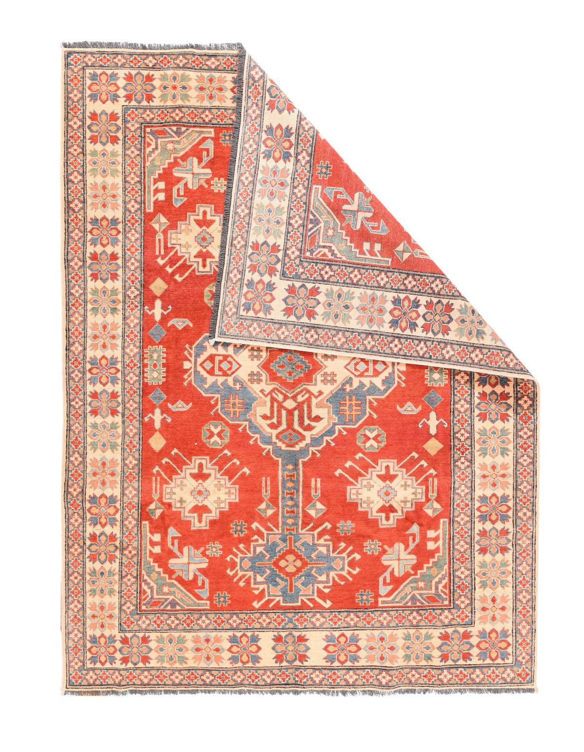 Kazak Teppich 6'5'' x 8'6''. Diese gut gestaltete neokaukasische Streuung zeigt ein hellblaues Medaillon mit verschiedenen Höckern und gestuften und hakenförmigen rechteckigen Anhängern. Elfenbeinfarbenes Submedaillon mit rotem Oktogon. Gebrochene