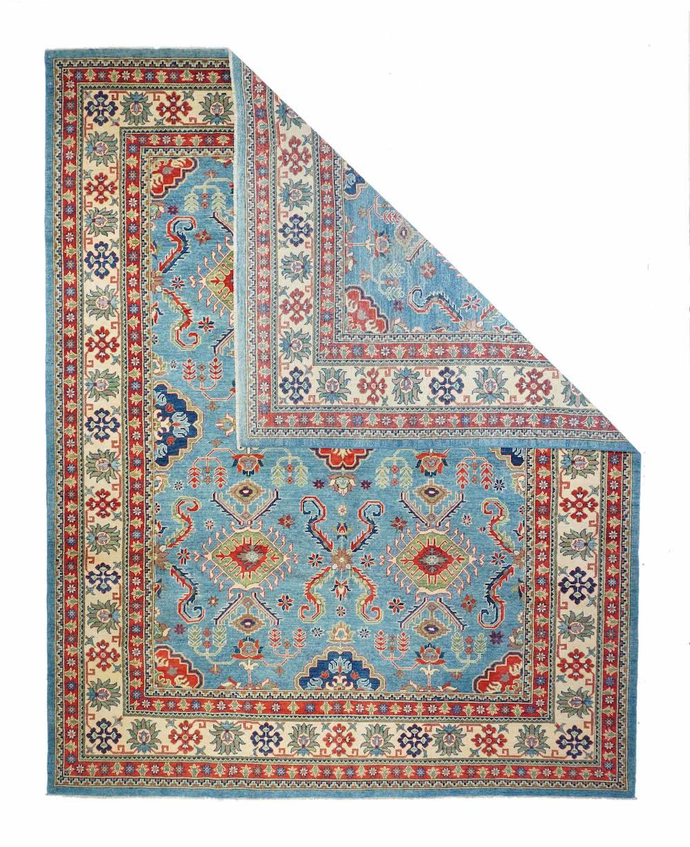 Kazak Teppich 8'11'' x 11'8''. Das sanft geschliffene himmelblaue Feld dieses modernen Teppichs im kaukasischen Stil wird von einem roten Medaillon in Lappenform und vier passenden königsblauen Motiven an den Seiten und Enden zentriert. Zu den