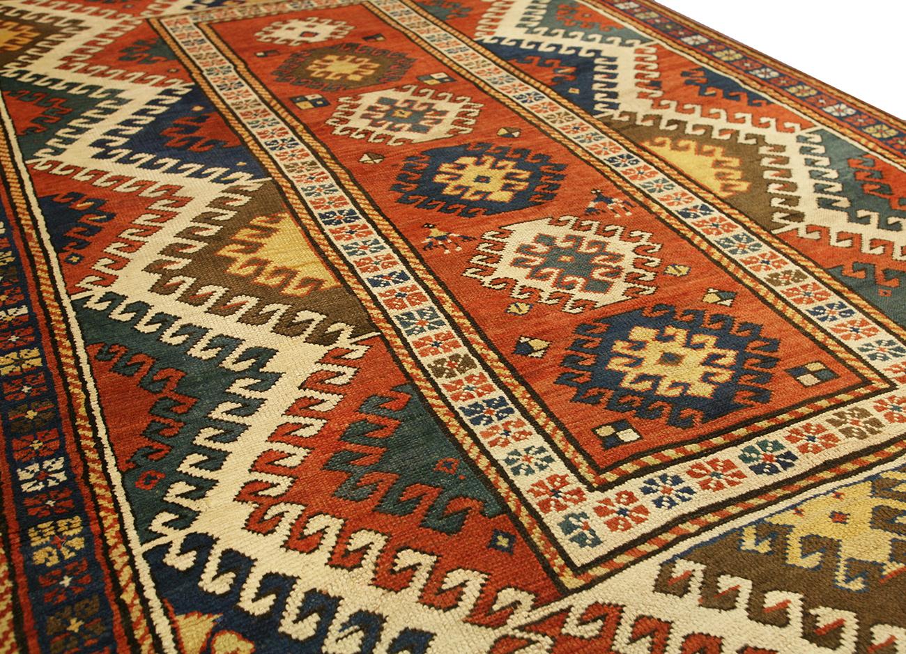 Dieser beeindruckende antike kasachische Teppich Borchalu mit den Maßen 220 × 153 cm ist ein lebendiges Zeugnis der Kunstfertigkeit und des kulturellen Erbes der Kaukasusregion. Jedes Element dieses Teppichs ist sorgfältig verarbeitet und bildet