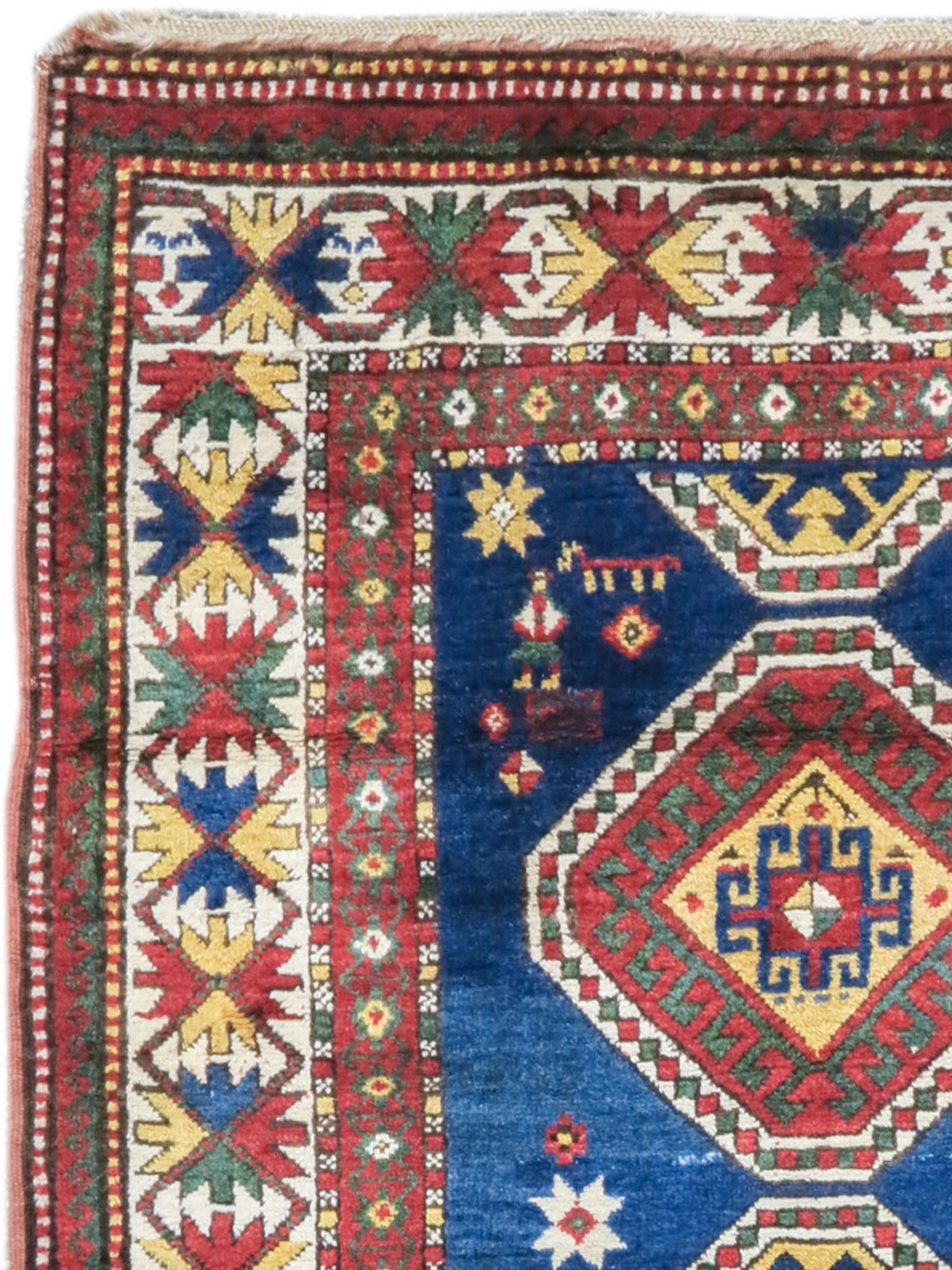 Antiker blau geblümter Kazak-Teppich, um 1900

Zusätzliche Informationen:
Abmessungen: 6'5