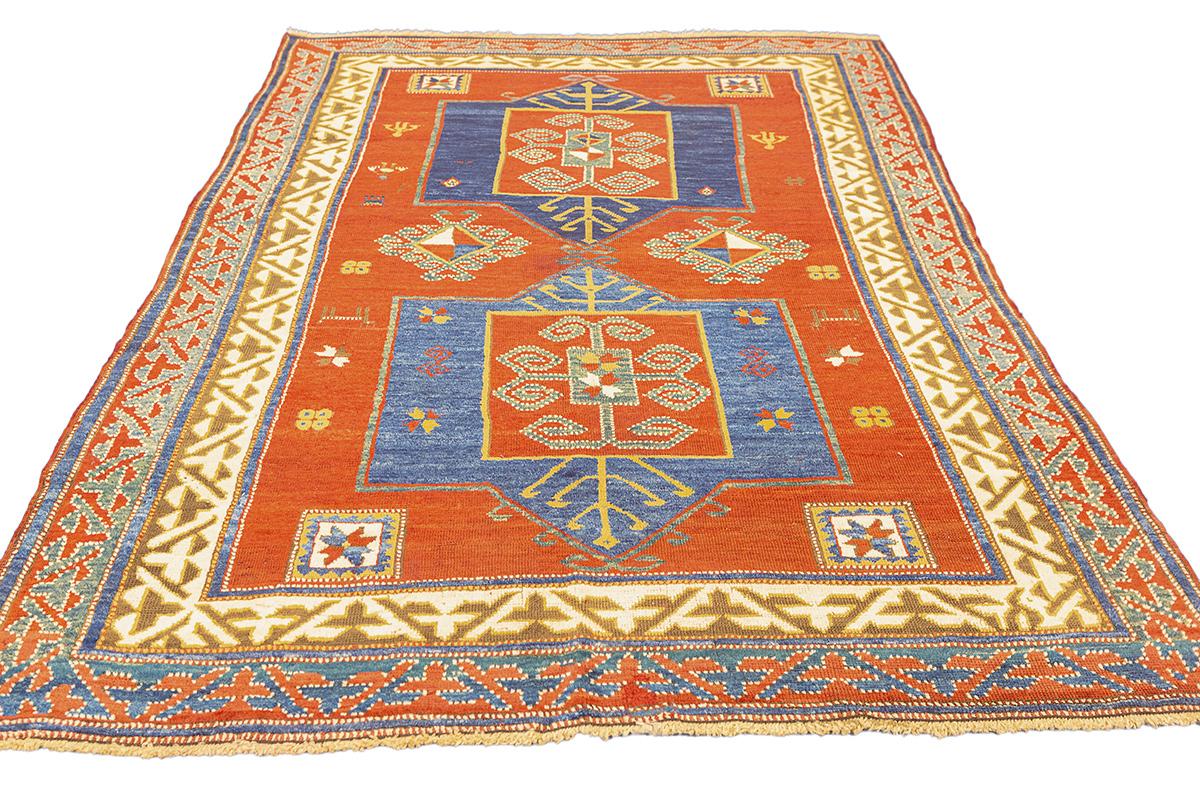 Dieser kasachische Fakhralo-Teppich mit einer Größe von 240 × 155 cm ist ein kühnes und fesselndes Beispiel kaukasischer Webkunst. Dieser Teppich stammt aus dem Dorf Fakhralo in der Region Kazak und ist sofort an seinen kräftigen Farbkontrasten und