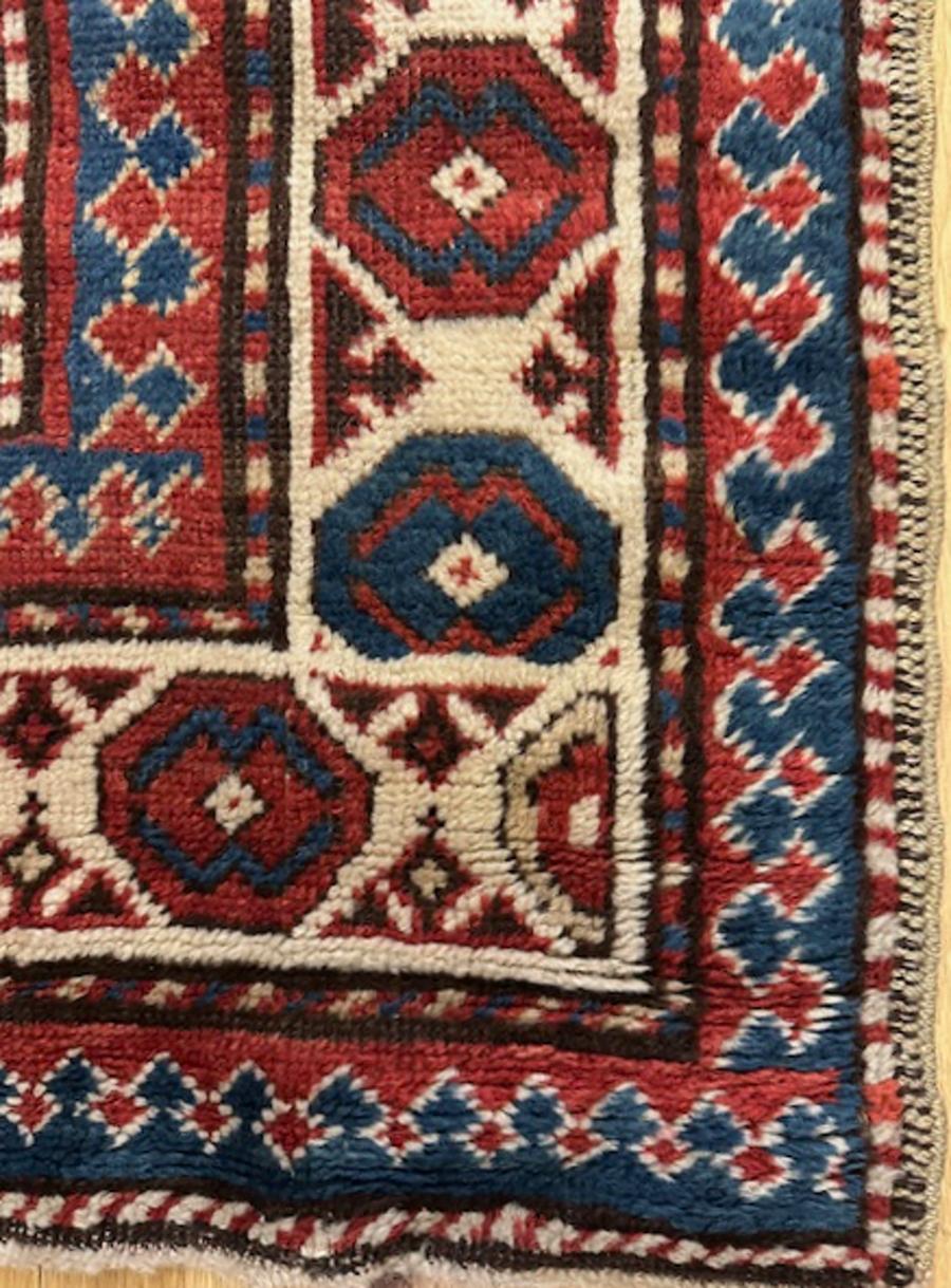 Tapis kazakh d'Arménie, sud-ouest du Caucase

Age : vers 1880

Dimensions : 5′.9 