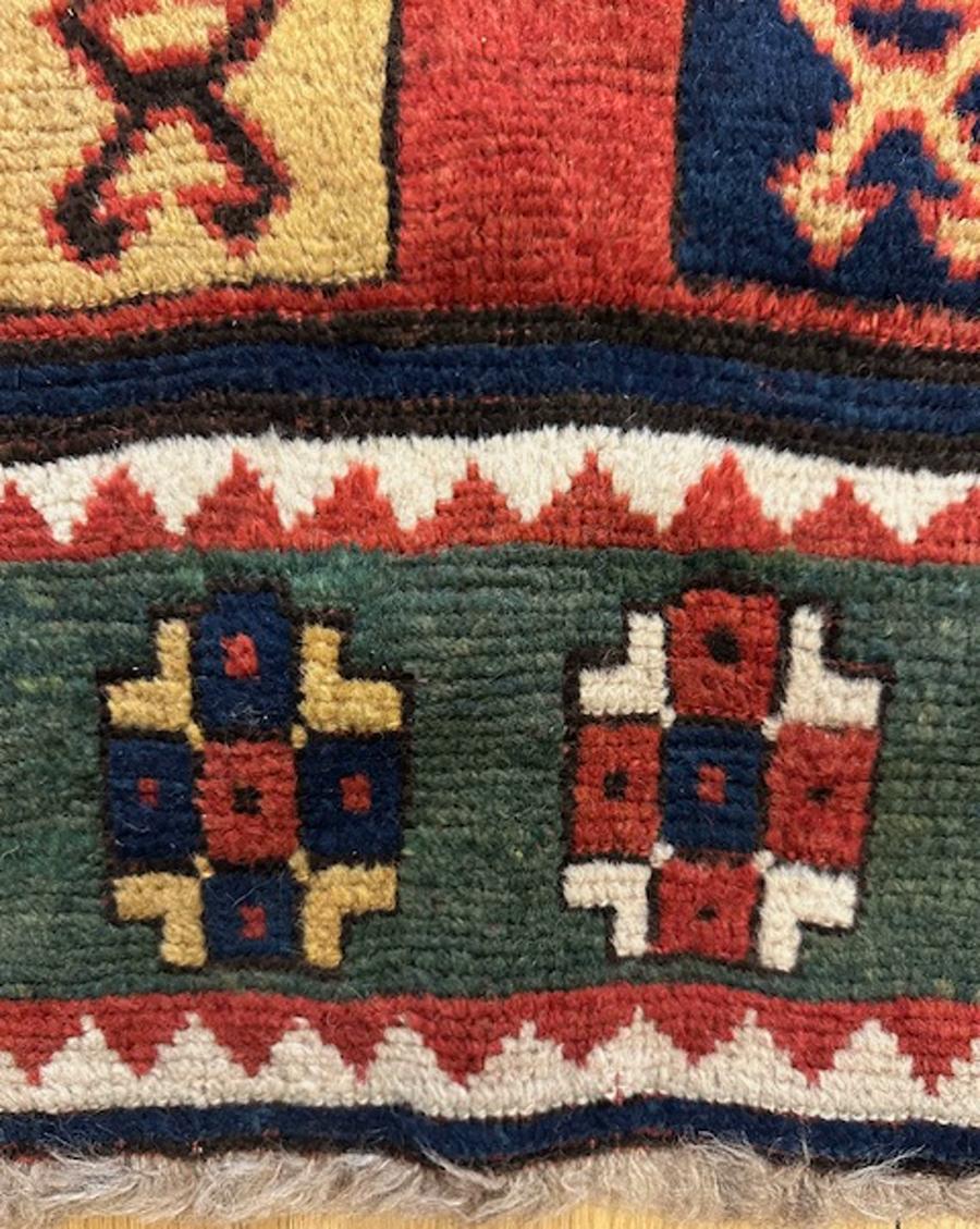 Tapis kazakh du sud-ouest du Caucase

Age : vers 1870

Taille : 6′.10″x5′.3″ (208×160 cm)

Ce tapis Kazak rare du sud-ouest caucasien à poils hauts présente une combinaison intéressante de médaillons Fachralo, d'une bordure Kazak en forme d'arbre de