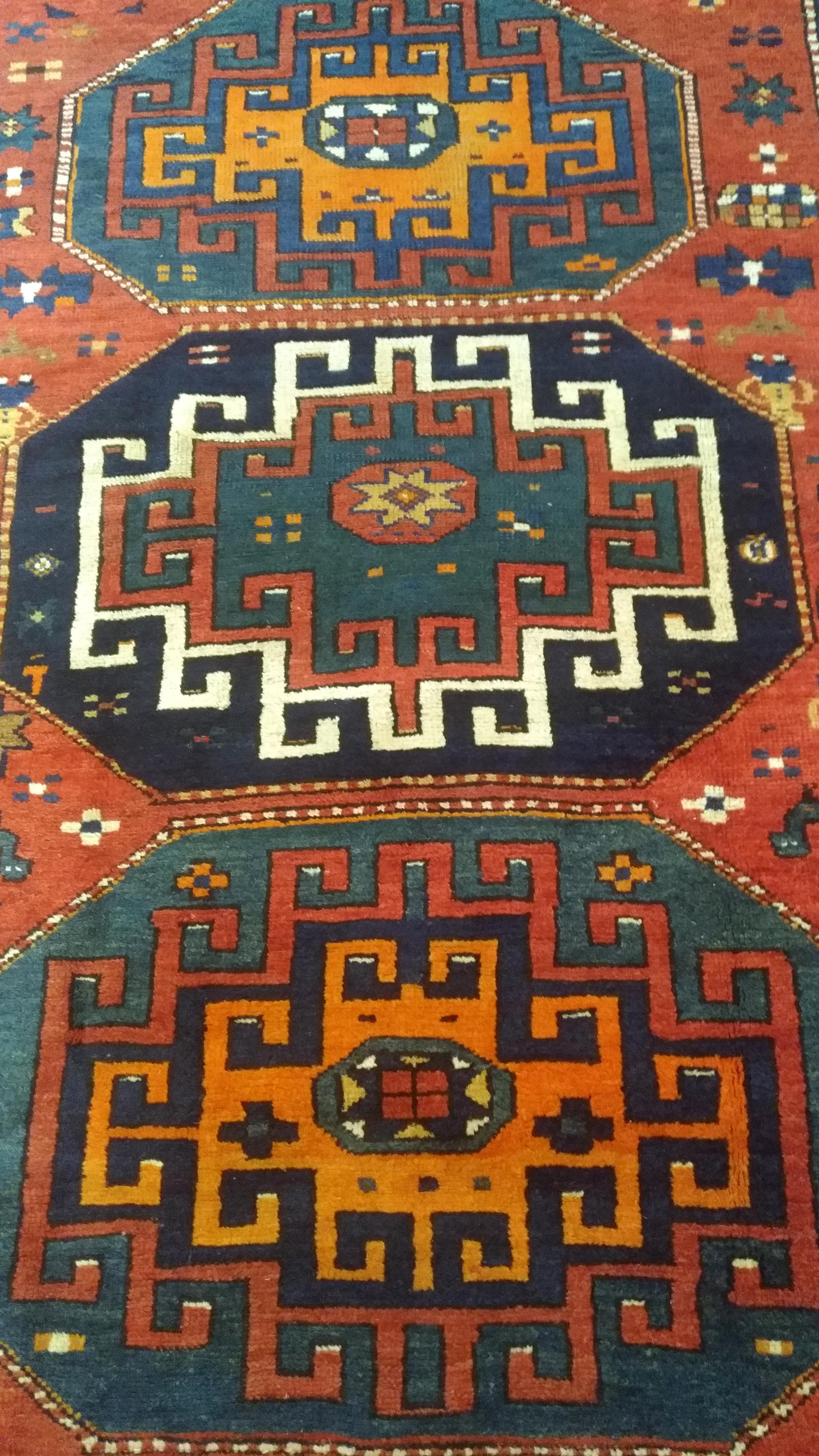 Kazak-Moghan-Teppich, Kaukasus-Knüpfteppich aus Wolle auf Wollunterlage, um 1930.
Maße: 245 cm x 140 cm. Kette, Schüsse und Fransen aus Wolle.
 