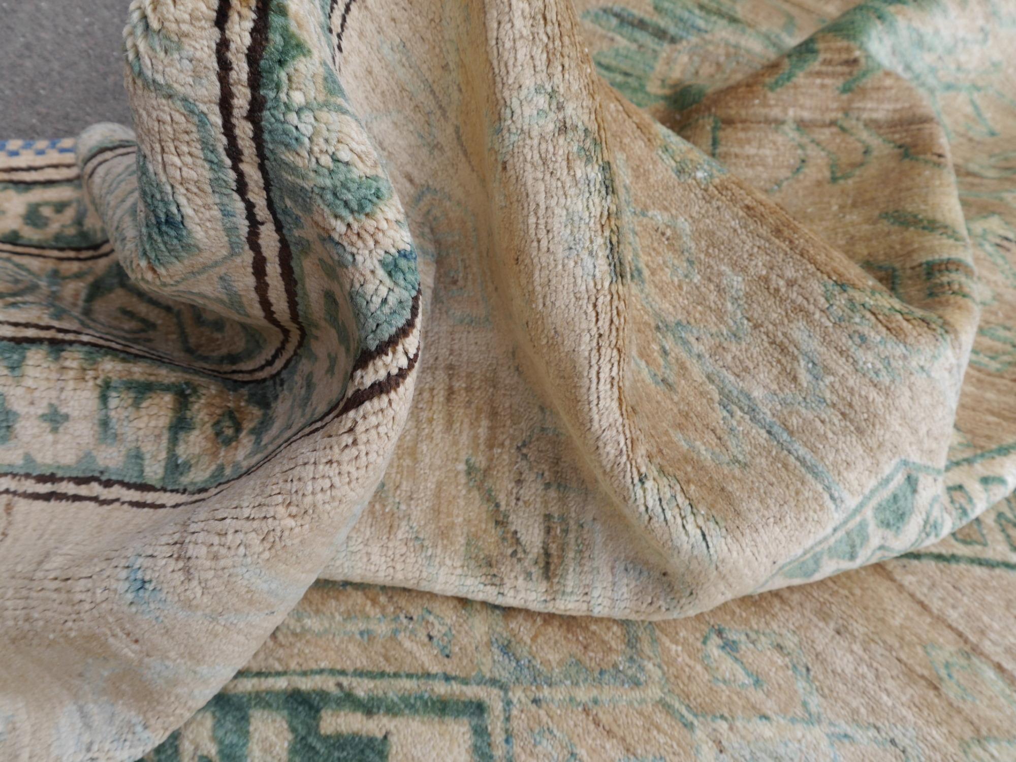 Russischer Teppich im Kazak-Stil in gedämpften Farben aus Afghanistan im Angebot 7