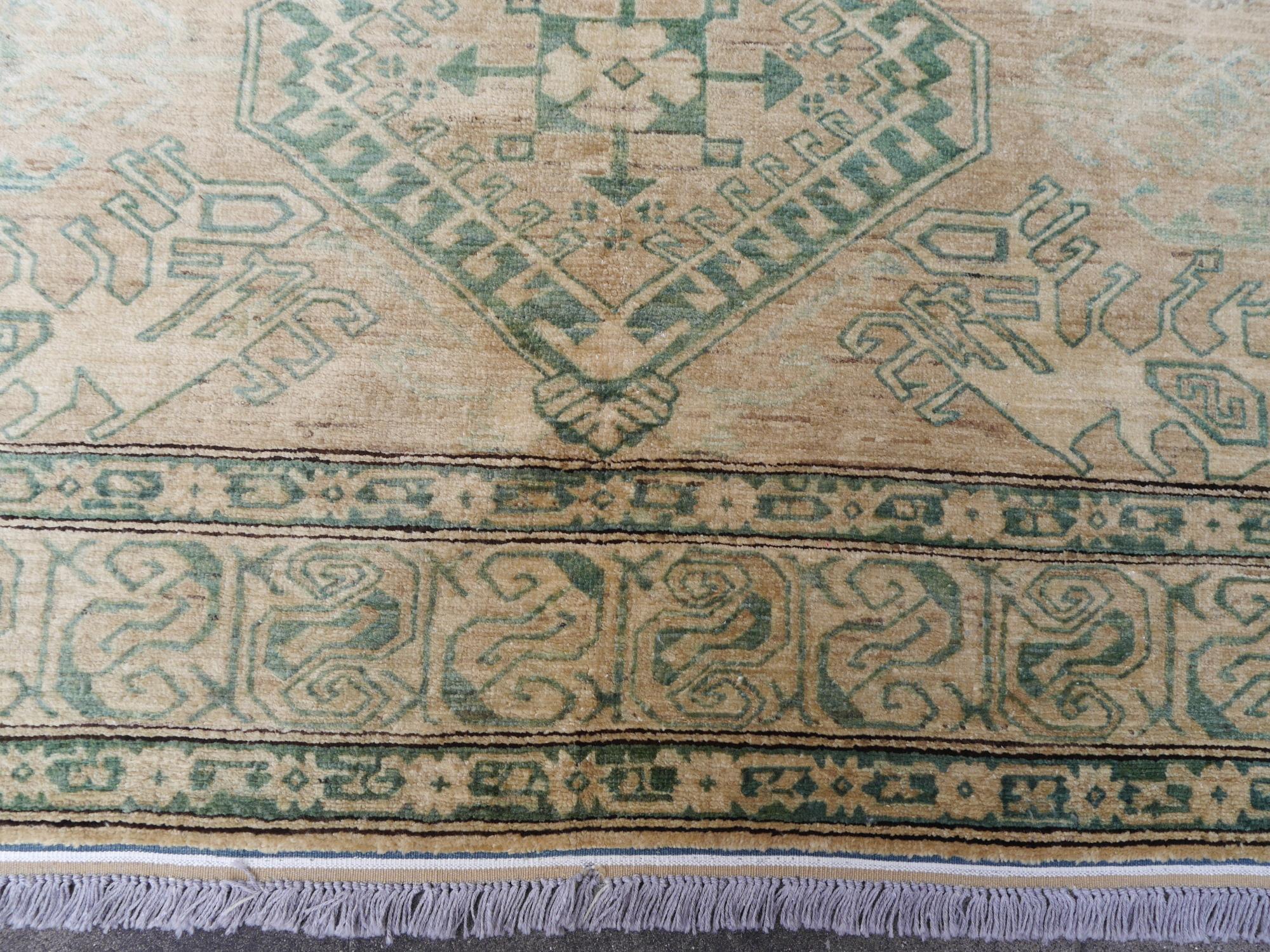 Russischer Teppich im Kazak-Stil in gedämpften Farben aus Afghanistan im Zustand „Gut“ im Angebot in Lohr, Bavaria, DE