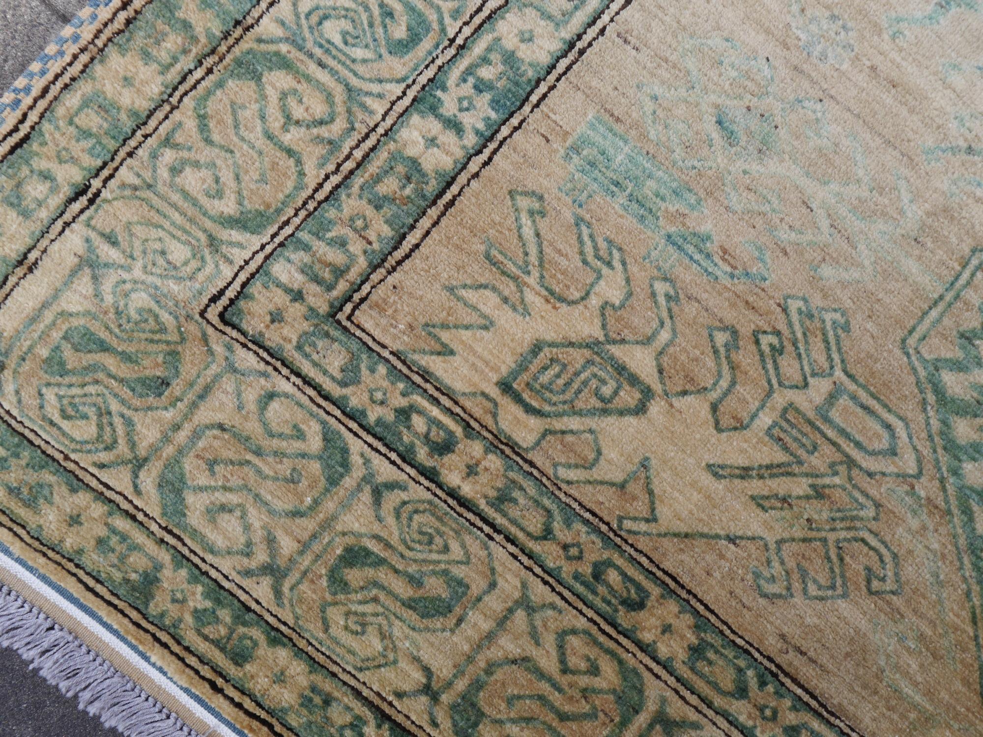 Russischer Teppich im Kazak-Stil in gedämpften Farben aus Afghanistan (Ende des 20. Jahrhunderts) im Angebot
