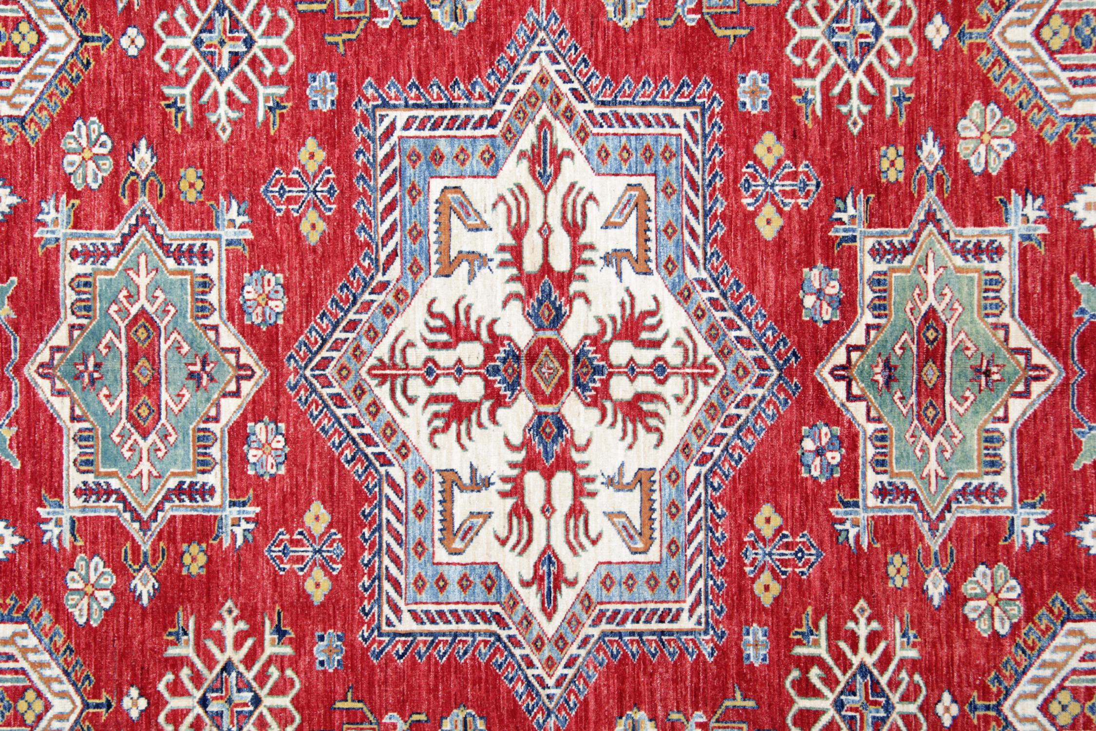 Kazakische Teppiche, Geometrischer Teppich, roter primitiver rustikaler Teppich Wohnzimmer (Pflanzlich gefärbt) im Angebot