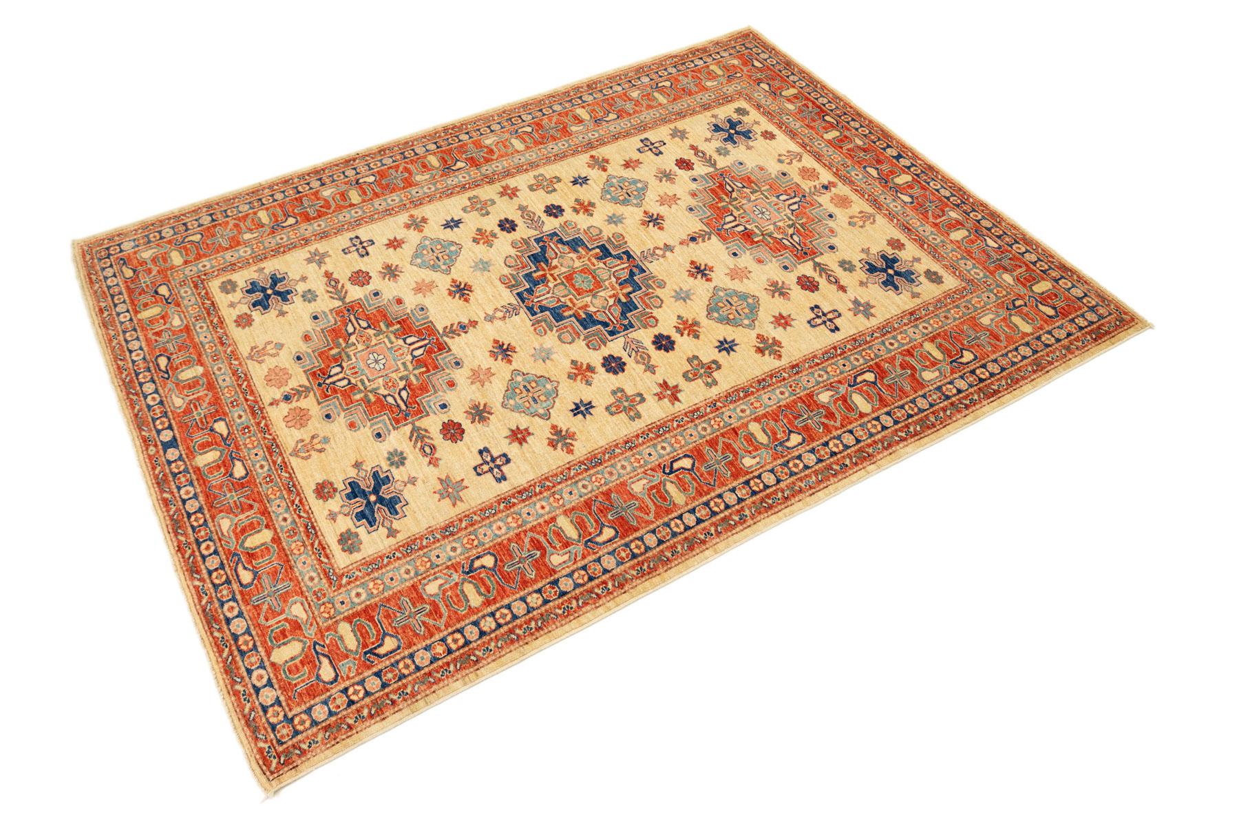 Neuer Teppich im Kazak-Stil aus Pakistan, gewebt im Iran um das Jahr 2000.

Dieses lebhafte Stück im Kazak-Stil zeigt ein warmes elfenbeinfarbenes Feld, das von einer kräftigen rostroten Bordüre eingerahmt wird. Das Design ist um drei markante