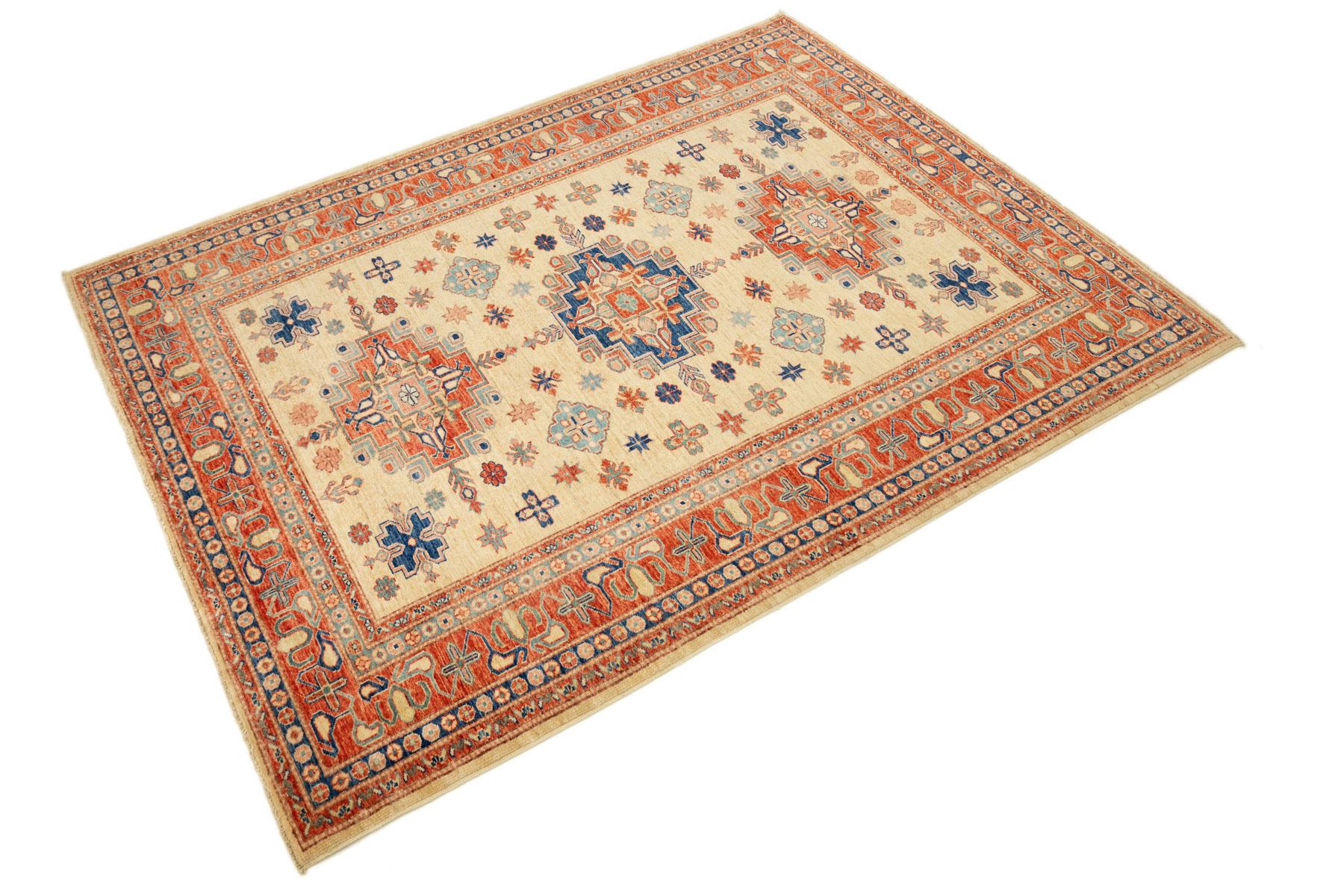Kazak Style Teppich, handgeknüpft, 7.9 × 5.5 ft - Elfenbein, Rot und Blau (Pakistanisch) im Angebot