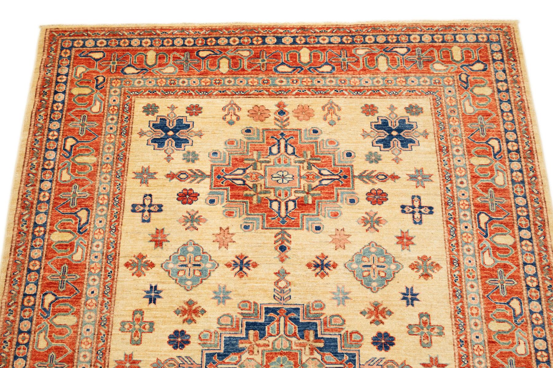 Kazak Style Teppich, handgeknüpft, 7.9 × 5.5 ft - Elfenbein, Rot und Blau (Handgeknüpft) im Angebot