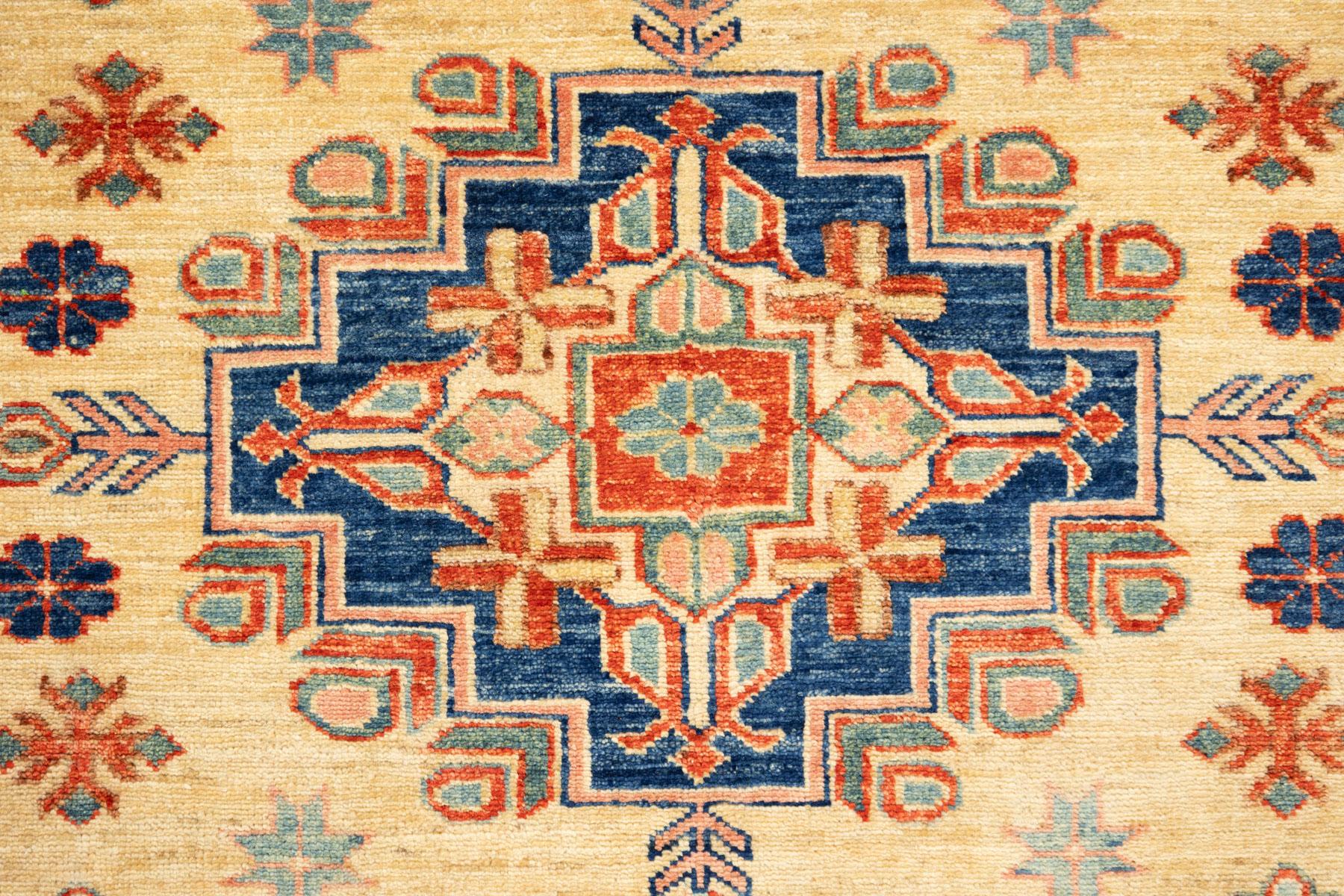 Kazak Style Teppich, handgeknüpft, 7.9 × 5.5 ft - Elfenbein, Rot und Blau im Zustand „Neu“ im Angebot in North Bergen, NJ