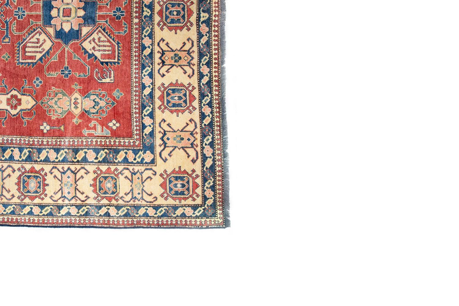 Diese herrliche Kazak Hand Knotted Wool Hamadan Teppich in Pakistan gemacht, bleibt in sehr gutem Zustand. Die kontrastreichen Farben von Natural dyes sind besonders wirkungsvoll und verwenden lebendige, warme Farben.  Kazaks Teppiche sind