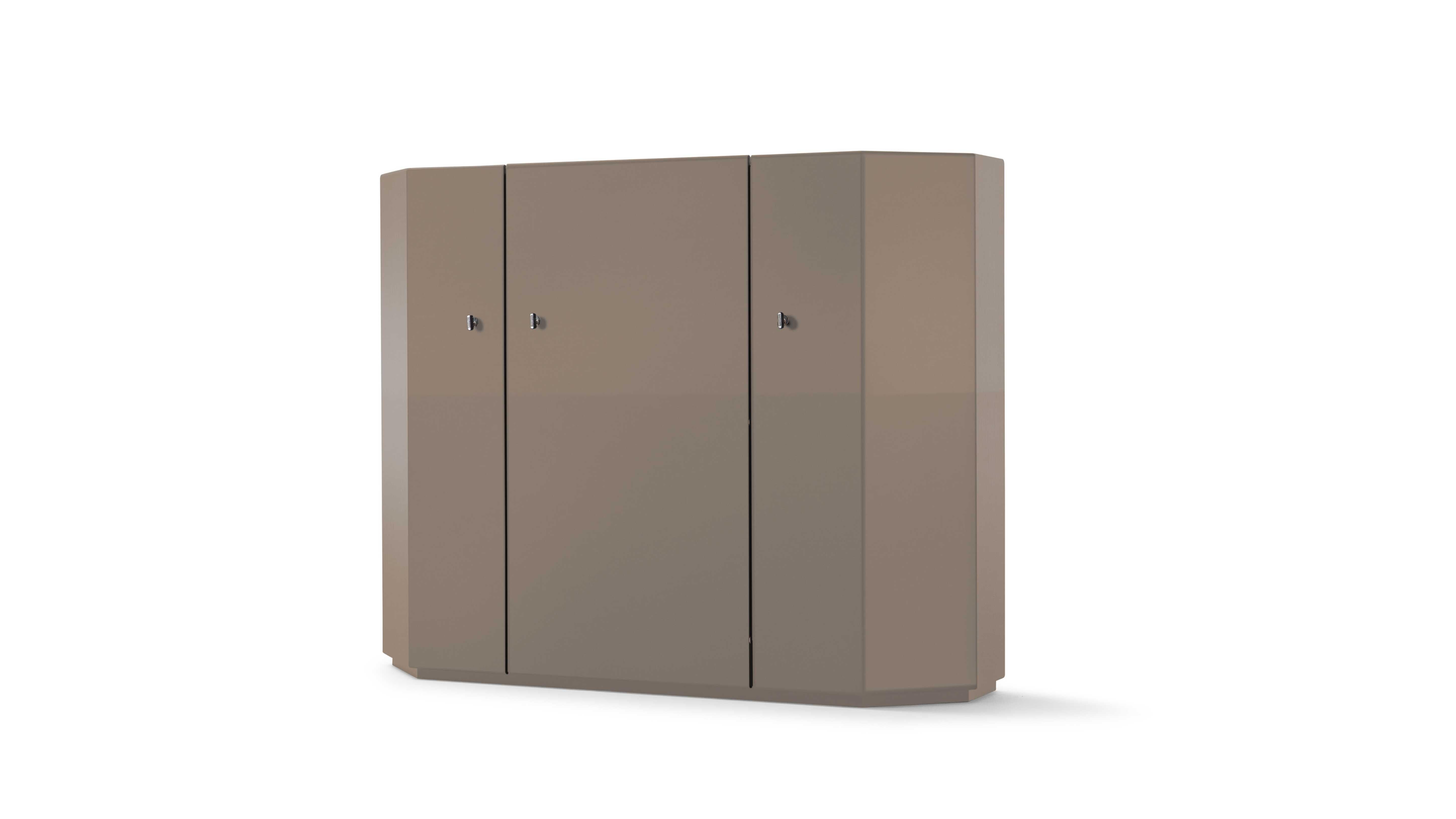 Kazuhide Takahama Bramante Cabinet For Cassina

A design storage cabinet, symbol of a modern-day timeless classic with sleek uncluttered lines upon which the Japanese architect Takahama projects a deep relationship with the past, recalling the