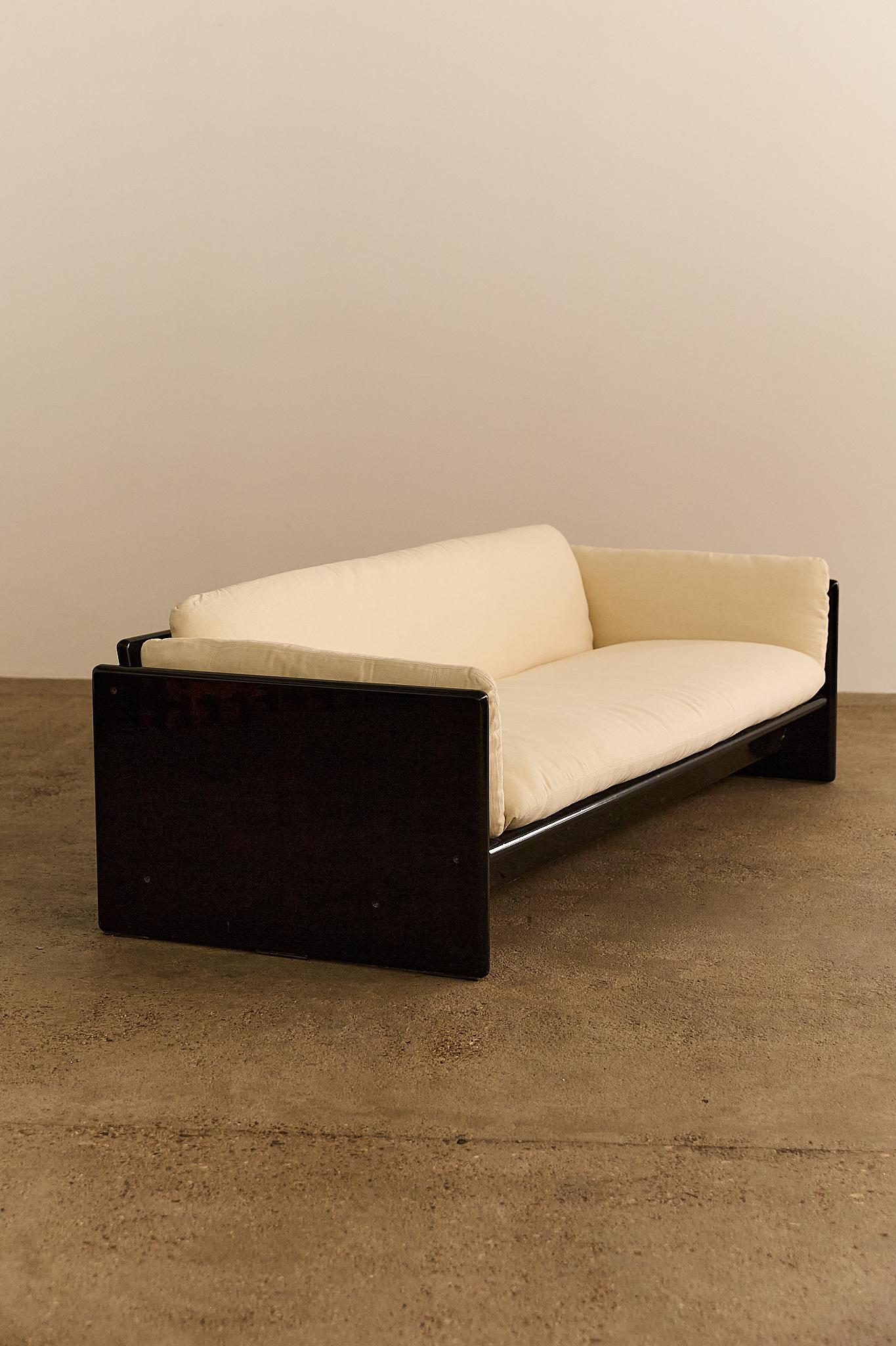Mid-Century moderno Kazuhide Takahama Three Seater Sofa in vendita
