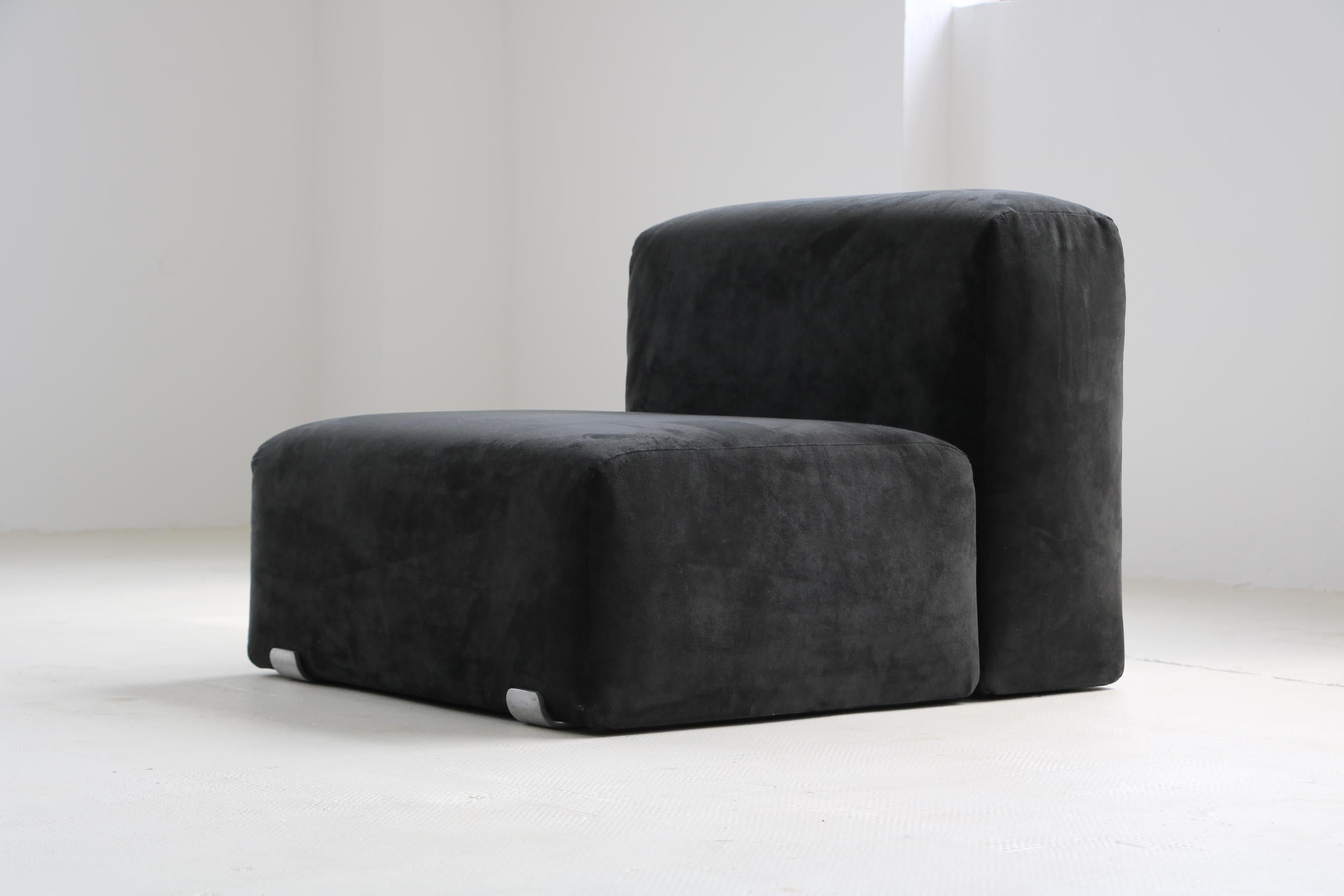 Kazuhide Takahama Stuhl, hergestellt von Gavina im Jahr 1980.
Der Preis gilt für den Stuhl. Sie werden das Sofa in einer anderen Auktion finden.
Gepolstertes Gehäuse, Bezug Wildleder schwarz, Modell 'Marcel'.
