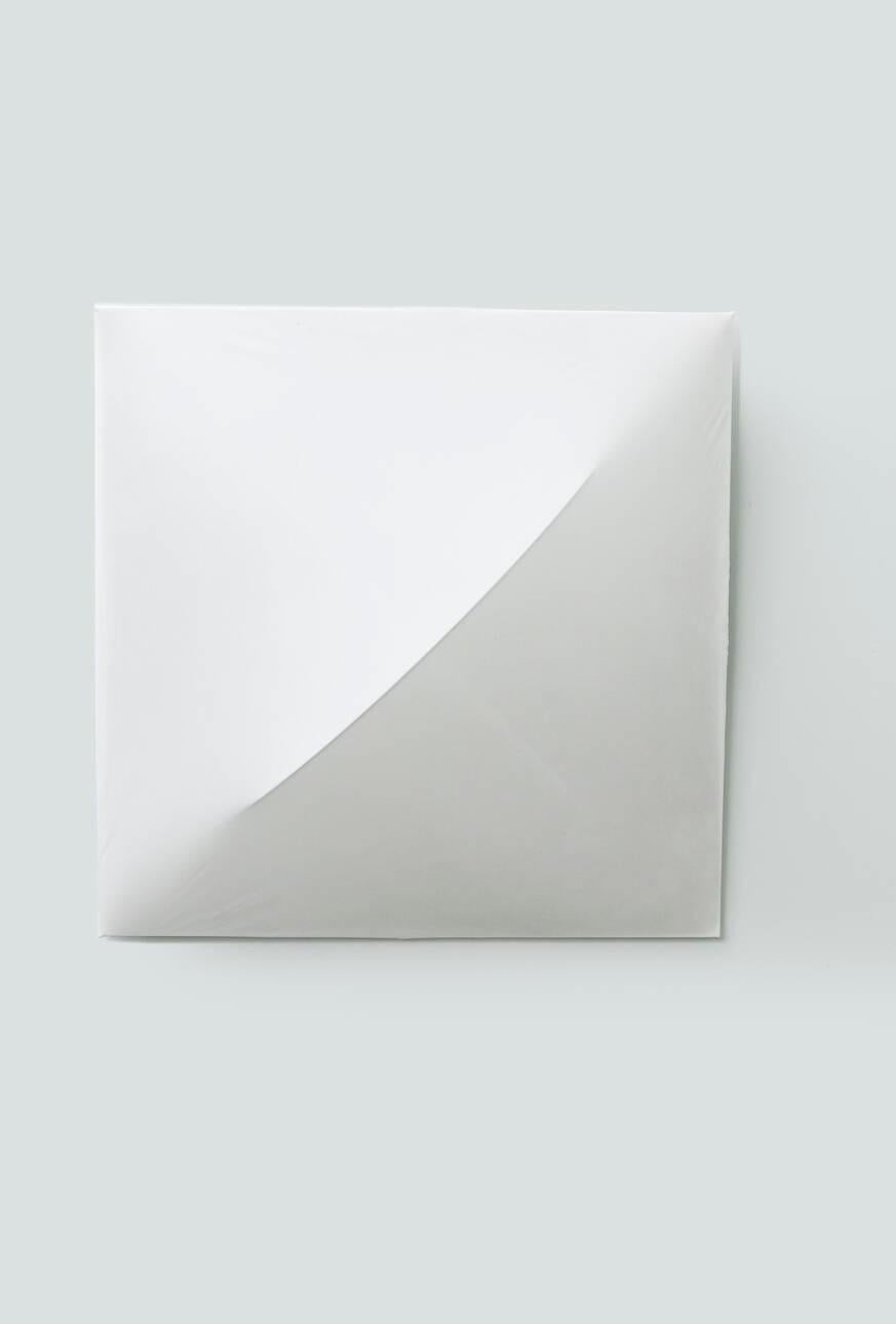 Ensemble de douze lampes de plafond mod. Saori, conçues par Kazuhide Takahama et produites par Sirrah dans les années 1970
Conçue par Kazuhide Takahama en 1973, Saori est une lampe murale et de plafond qui représente l'un des premiers exemples