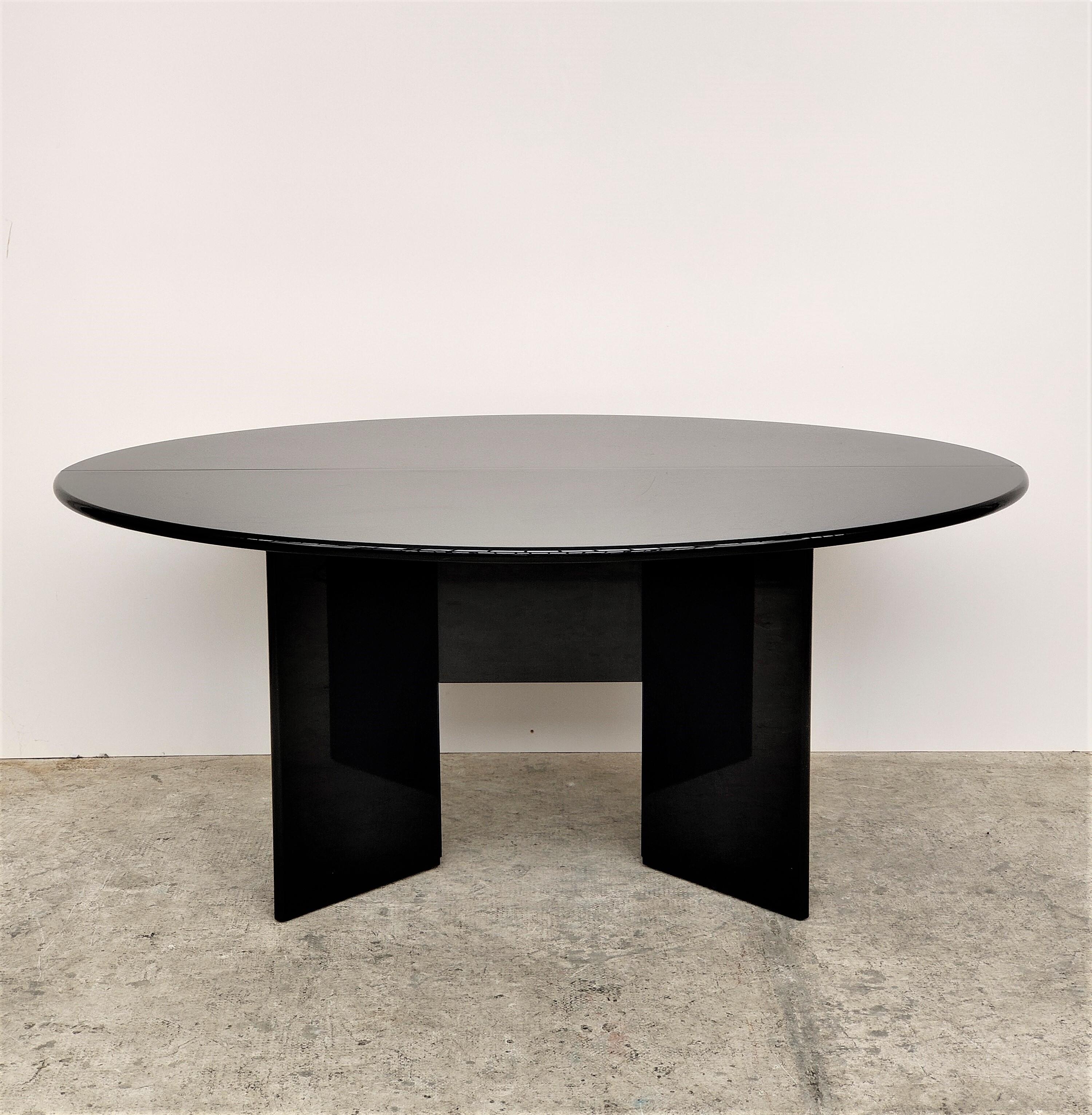 This demi lune console table, designed by Kazuhide Takahama in 1975 for Simon,
cn be transformed in an elliptical dining table..
Its essential design makes Antella a timeless classic and the lacquering gives an intense and deep color capable of