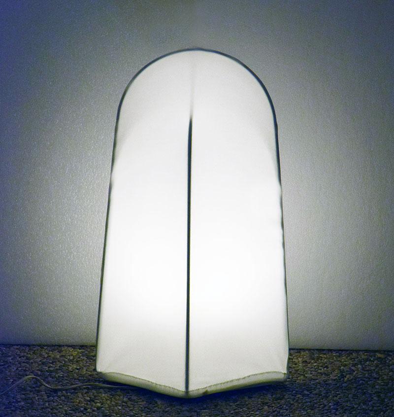 Lampe Kazuhide Takahama Kazuki 1, production Sirrah des années 1970.
Structure métallique recouverte de tissu élastique.
Marquer sous la base.
En parfait état.