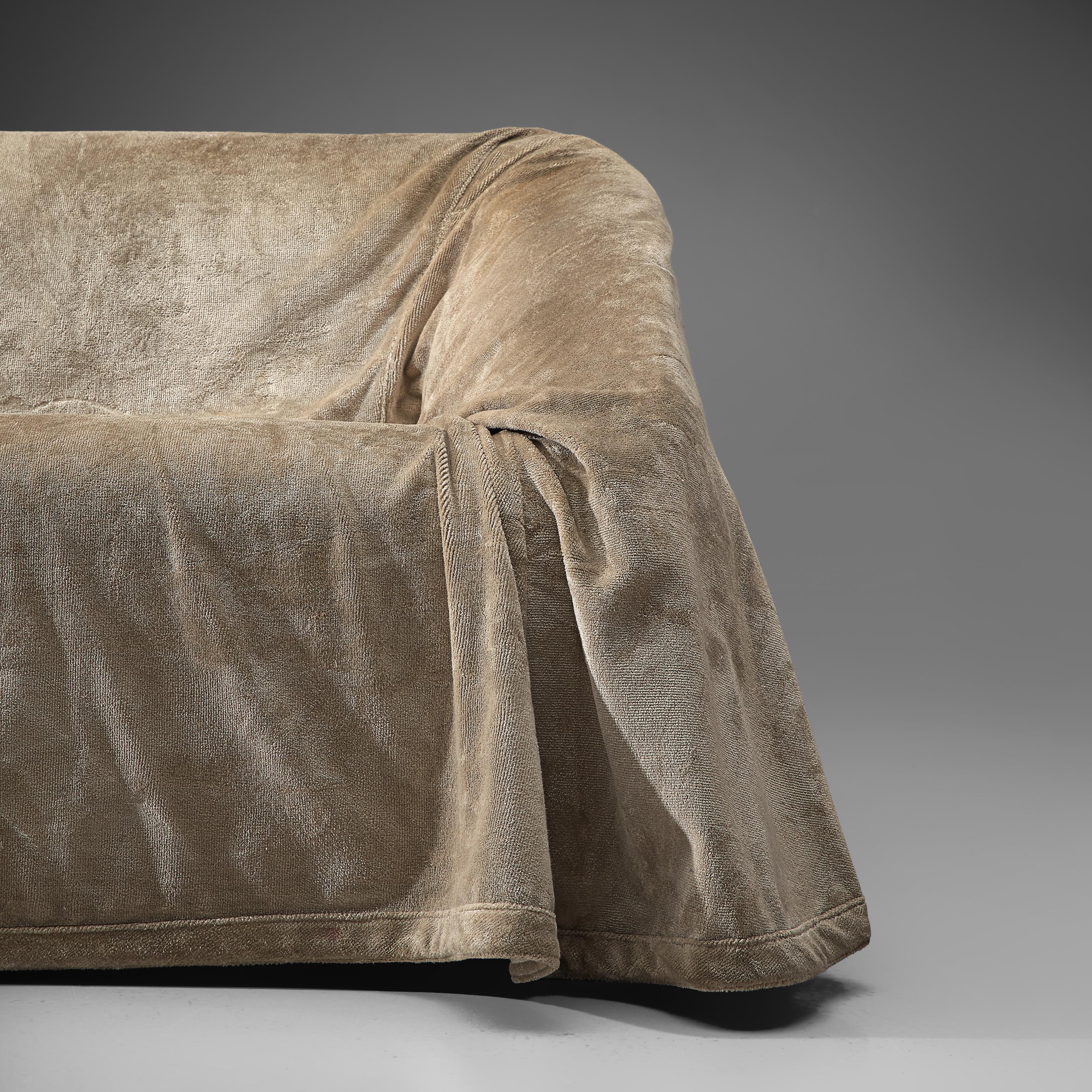 Kazuhide Takahama 'Mantilla' Sofa Model 225 in Velvet In Good Condition In Waalwijk, NL