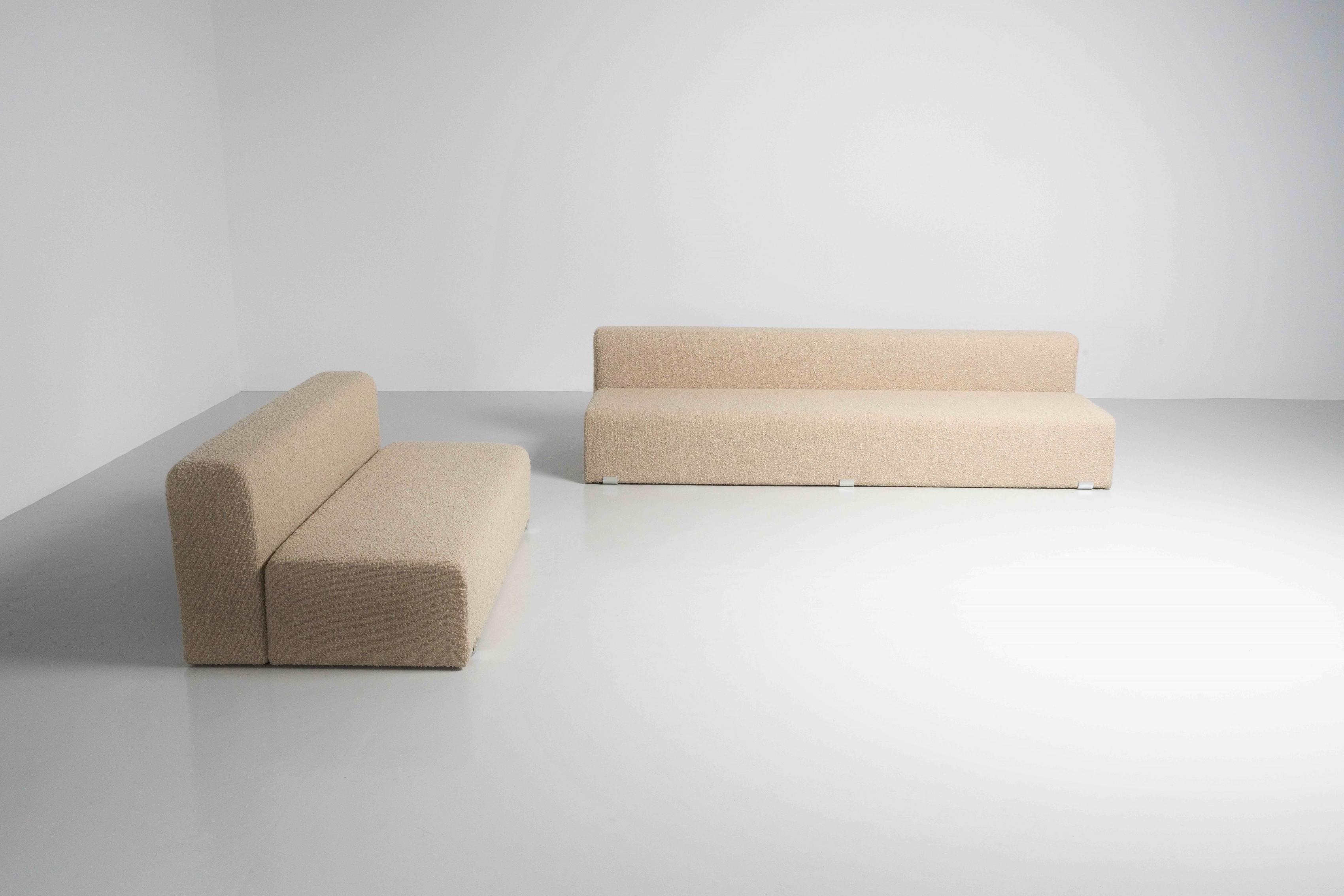 Très bel ensemble minimaliste de canapés 'Marcel' conçus par Kazuhide Takahama et produits en Italie par Gavina en 1965. Ce magnifique ensemble est en très bon état et a été retapissé par nos soins dans un bouclé italien de haute qualité de couleur