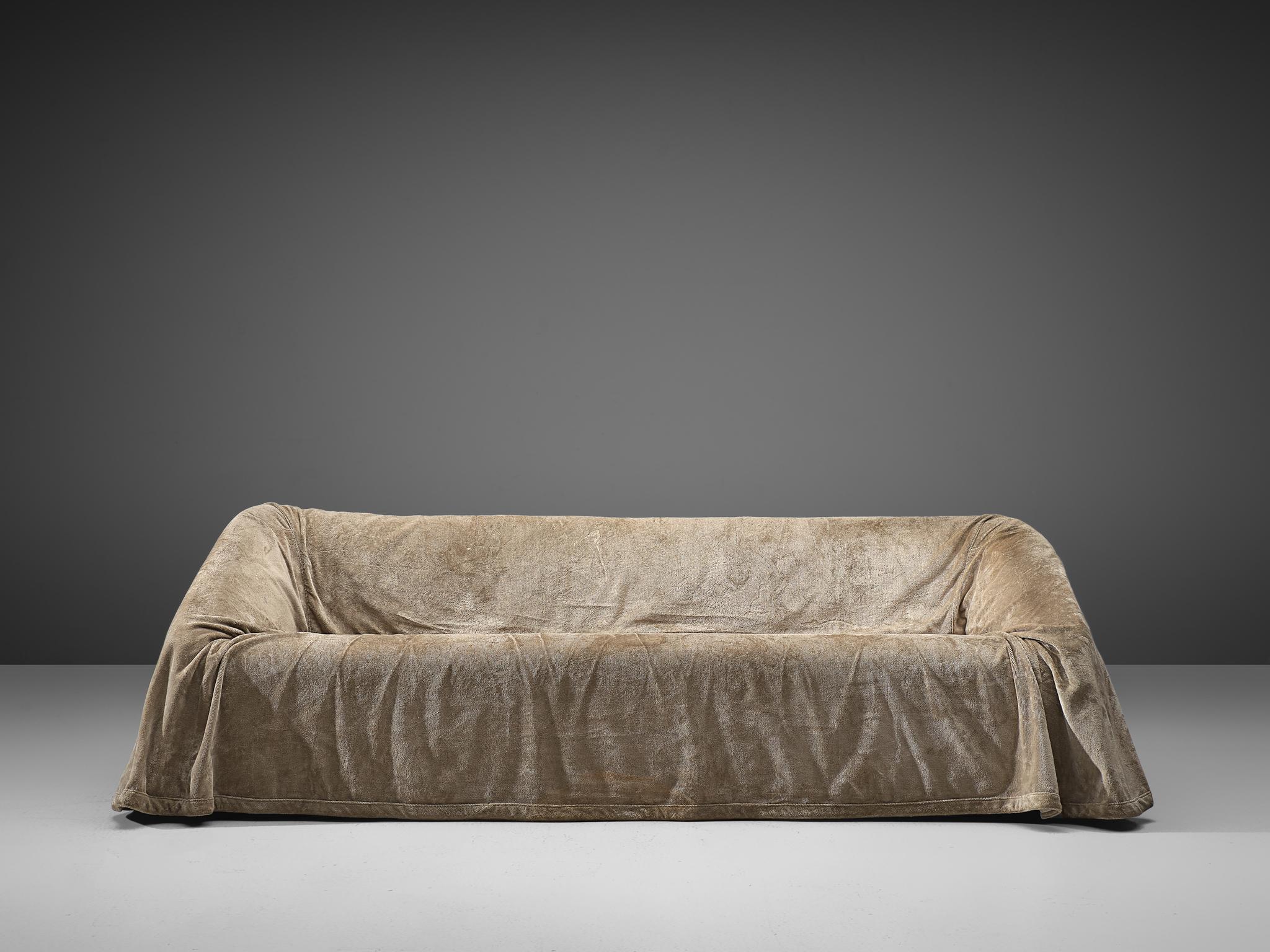 Kazuhide Takahama for Simon, 'Paradisoterrestre Mantilla' Sofa 225, velvet, Italy, 1974.

Stunning and serene Mantilla sofa by Kazuhide Takahama. The Mantilla's name comes from the mantle which covers it, thus distinguishing its look. The idea