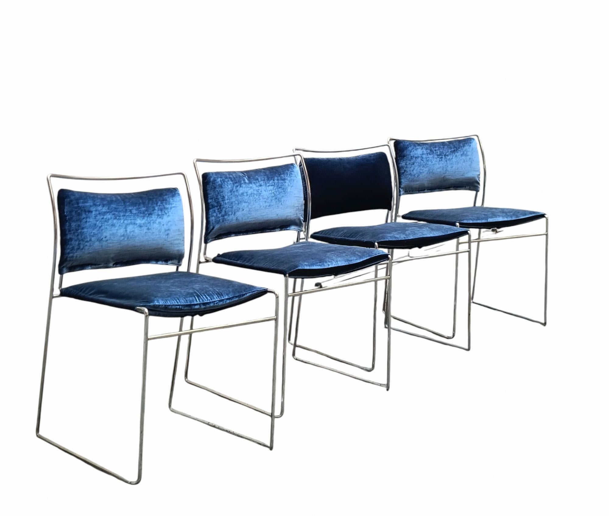 Satz von vier Mod.Tulu-Stühlen, entworfen 1967 vom japanischen Architekten und Designer Kazuhide Takahama für Simon Gavina International, Italien. Der Tulu ist ein stapelbarer Stuhl, dessen Gestell aus gebogenem, verchromtem Metallrohr besteht.