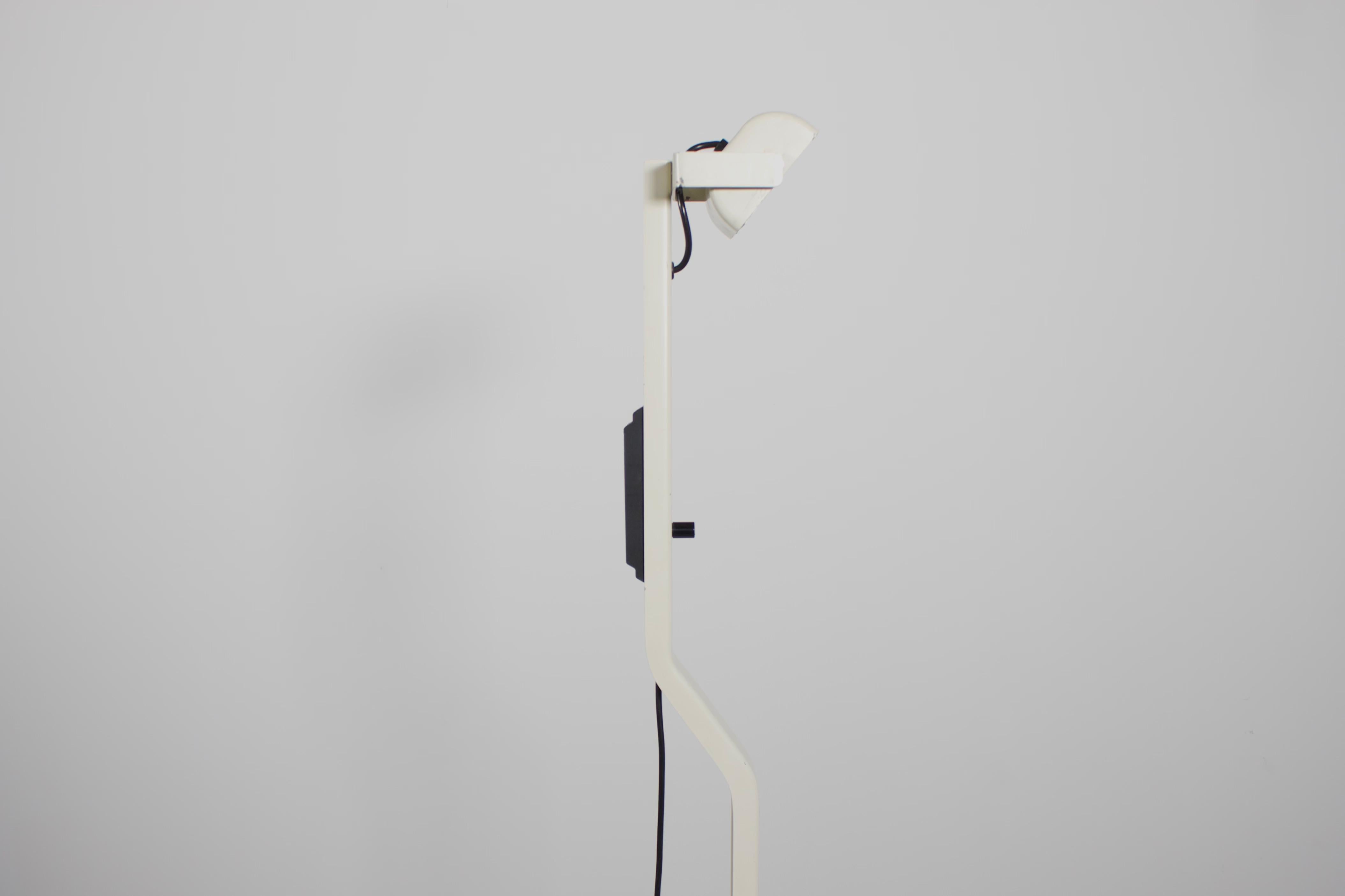Minimalist ’Sirio’ floor lamp in very good condition.

Designed by Kazuhide Takahama in 1977.

Manufactured by Sirrah Italy.

The 'Sirio' is made from a lacquered metal profile which is bent to act as the stem and the base of the lamp.

It holds a