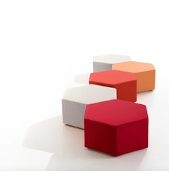 Kazuhide Takahama Sitzende Landschaft aus 10 sechseckigen Poufs 'Esa' für B-Line