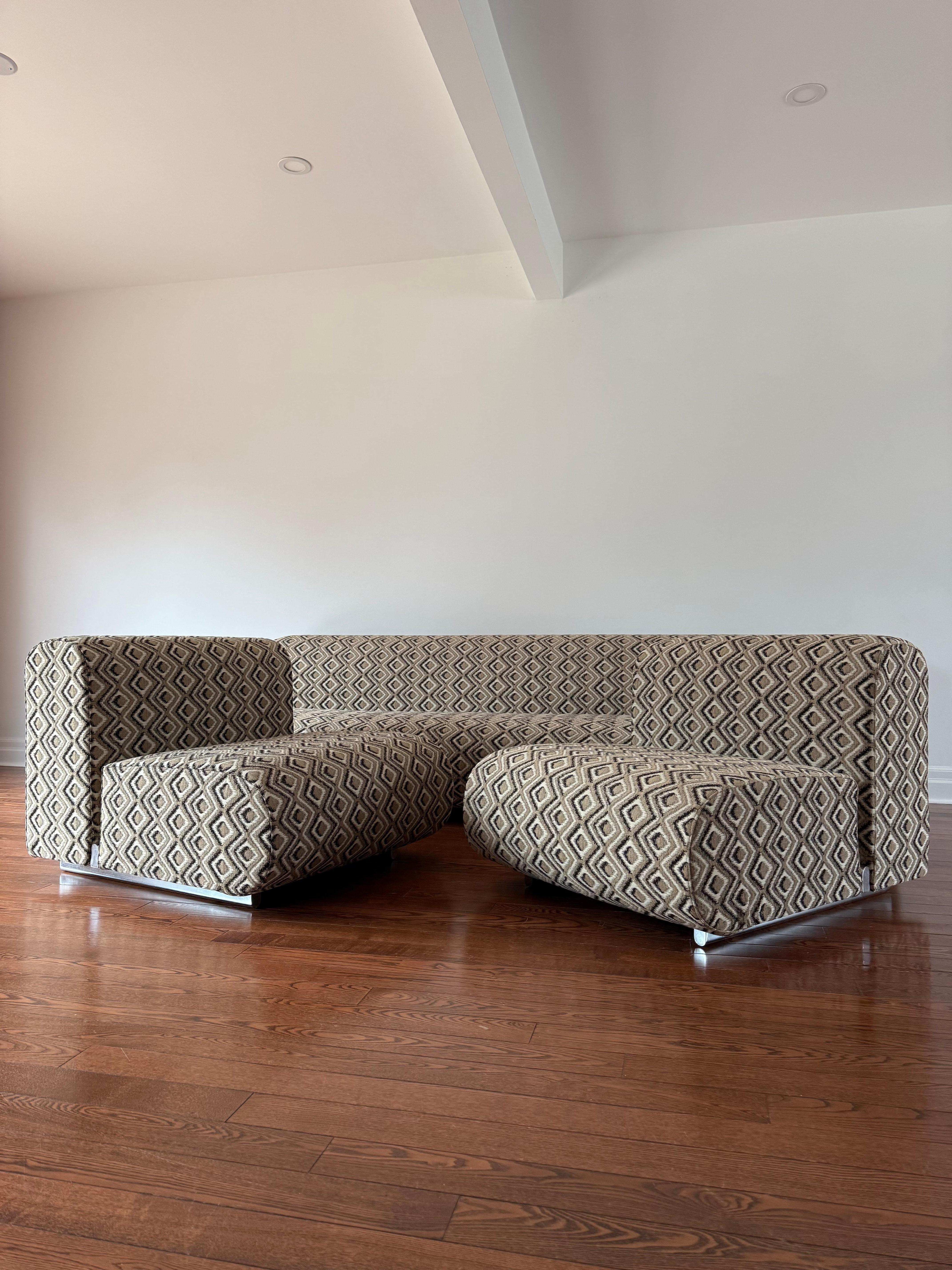 Das Design stammt von Kazuhide Takahama. Hergestellt von Knoll International. Die Stühle wurden mit neuem Schaumstoff restauriert und mit einem atemberaubenden geometrischen Druck in Taupe, Braun und Schwarz neu gepolstert. Chromfüße und Akzente