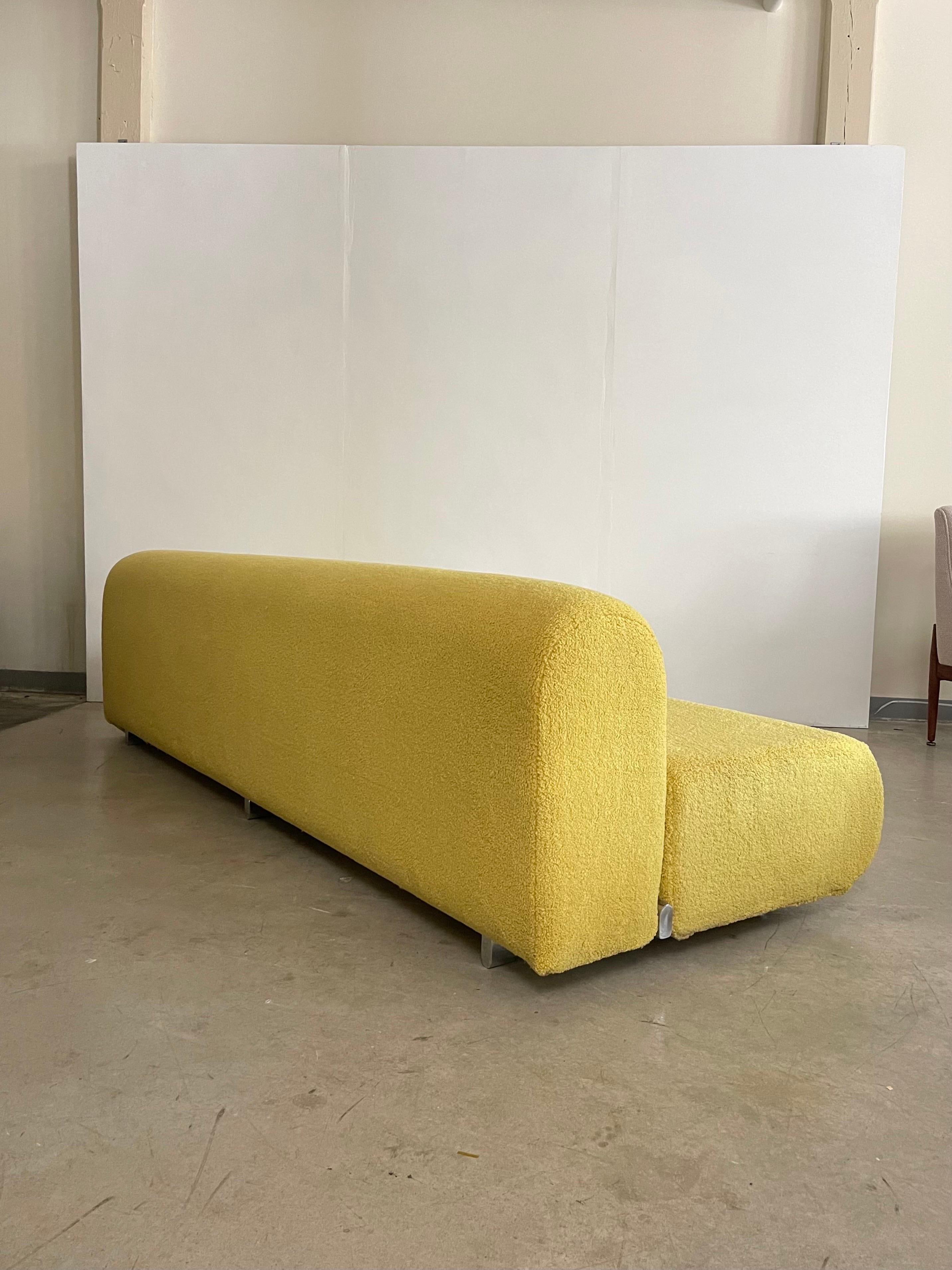 Kazuhide Takahama Suzanne Sofa for Knoll in Nick Cave fabric In Excellent Condition In Providence, RI