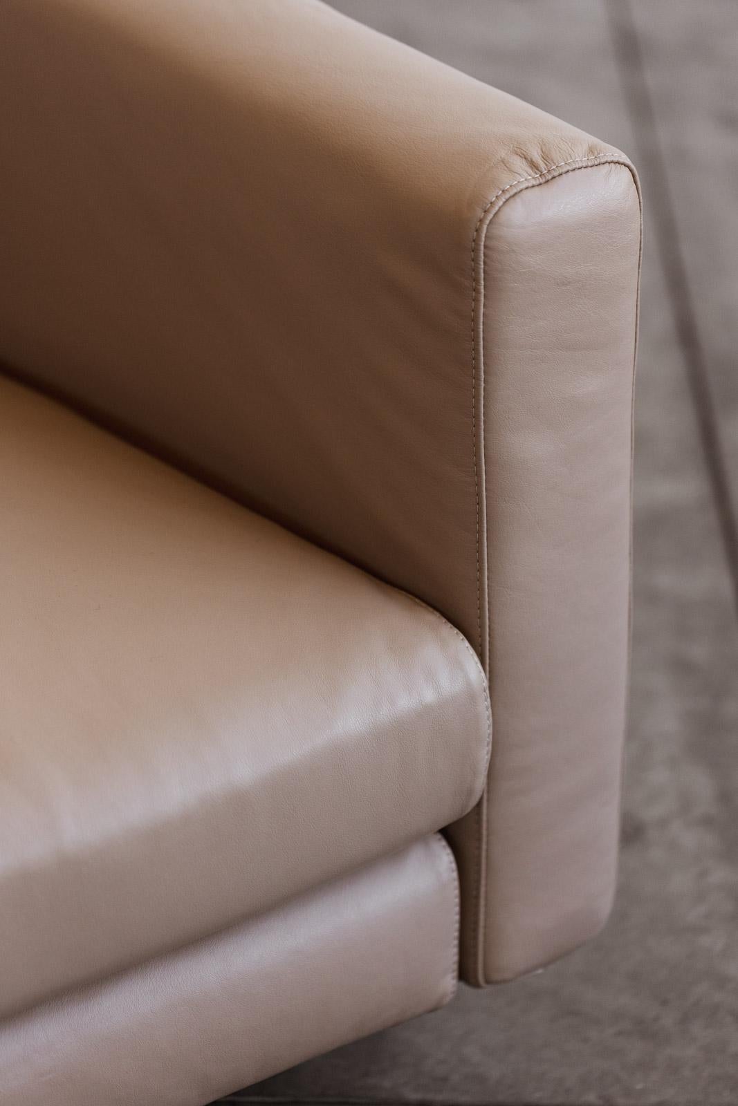 Kazuhide Takahama Three-seater Sofa for Simon Gavina, Natural Leather, 1965 For Sale 4