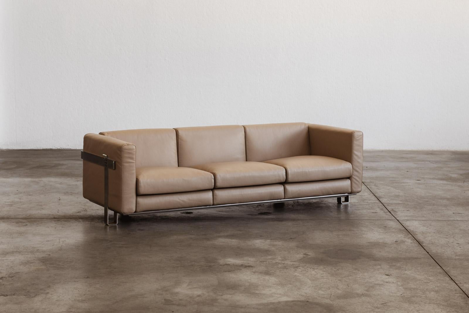 Kazuhide Takahama Three-seater Sofa for Simon Gavina, Natural Leather, Italy, 1965

A study in proportion and restraint.
Designed in 1965 by Kazuhide Takahama for Simon Gavina, this three-seater sofa distills the architect’s design philosophy into
