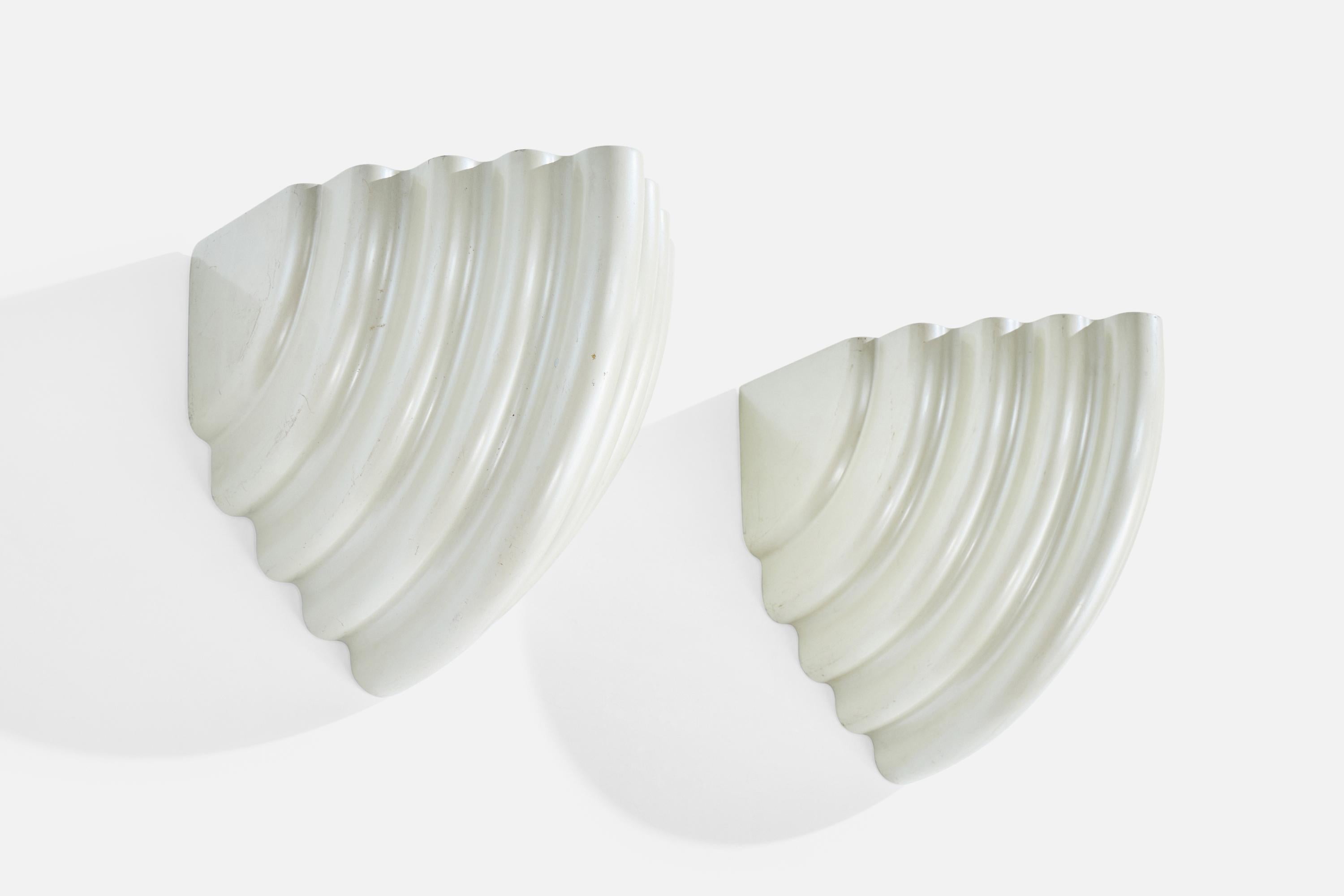 Pareja de apliques de metal lacado en blanco diseñados por Kazuhide Takahama y producidos por Sirrah, Italia, c. 1980.

Tipo de bombilla: R7s

Dimensiones totales (pulgadas): 9,25