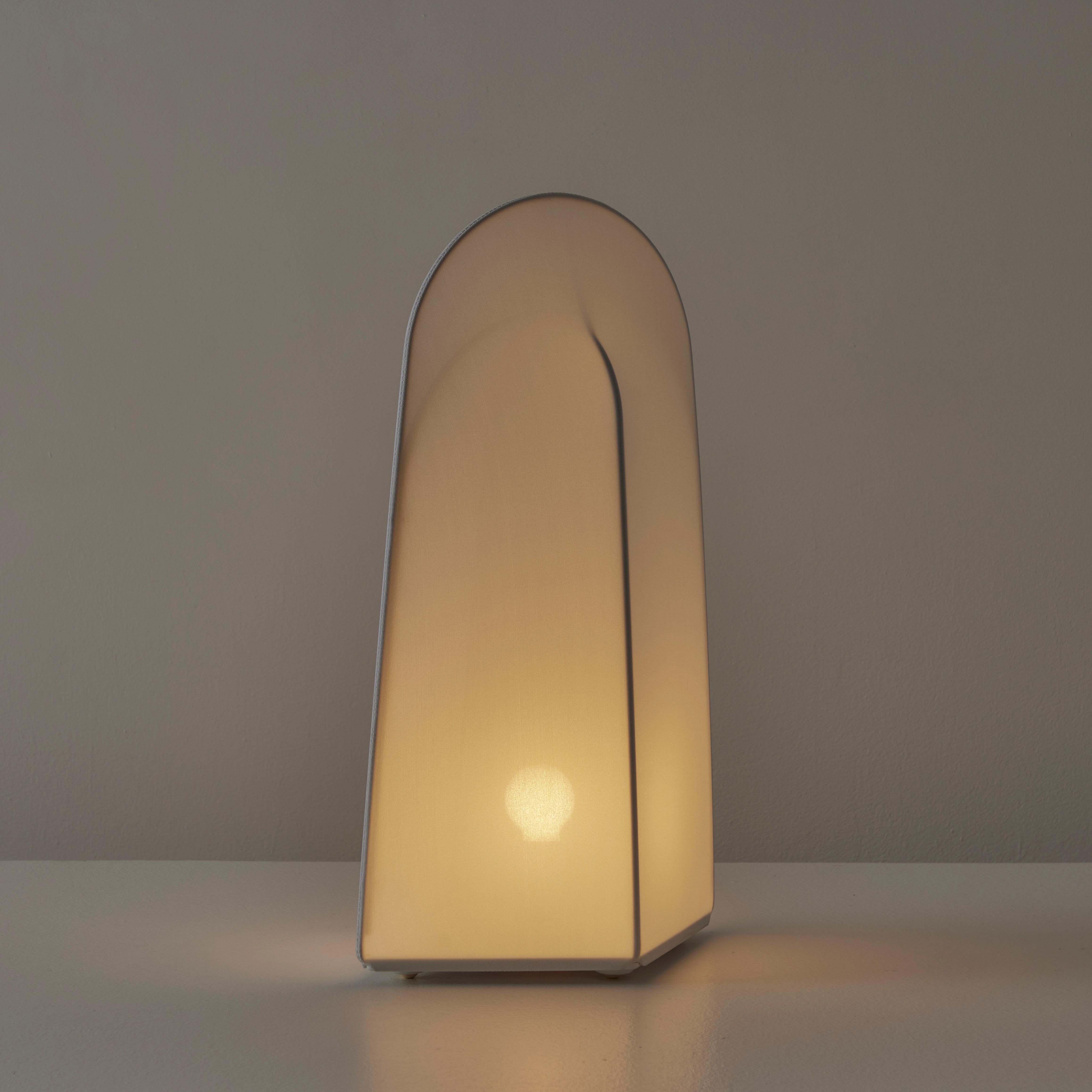 Kazuki 2 lampe à poser ou lampadaire par Kazuhide Takahama pour Sirrah. Conçu et fabriqué en Italie, vers les années 1970. Stock mort de Sirrah. Lampes en forme de silo avec un style arqué de faible largeur. Les lampes sont très simplistes,