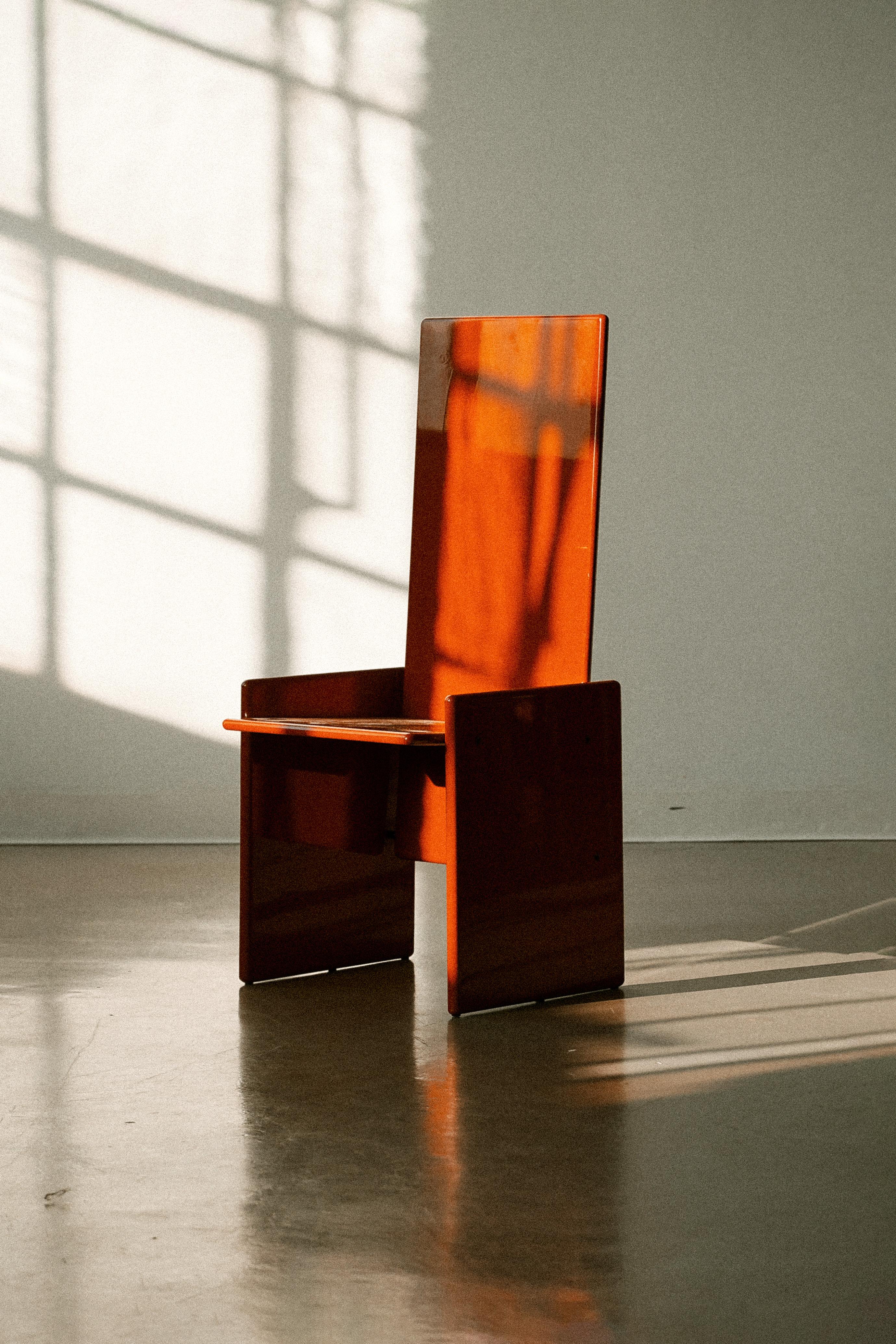 Prodotto da Simon International per Gavina, Bologna, Italia, questo grande esempio di sedia Kazuki è stato originariamente progettato come sedia da pranzo e set dal designer giapponese Kazuhide Takahama. L'accattivante superficie in legno laminato