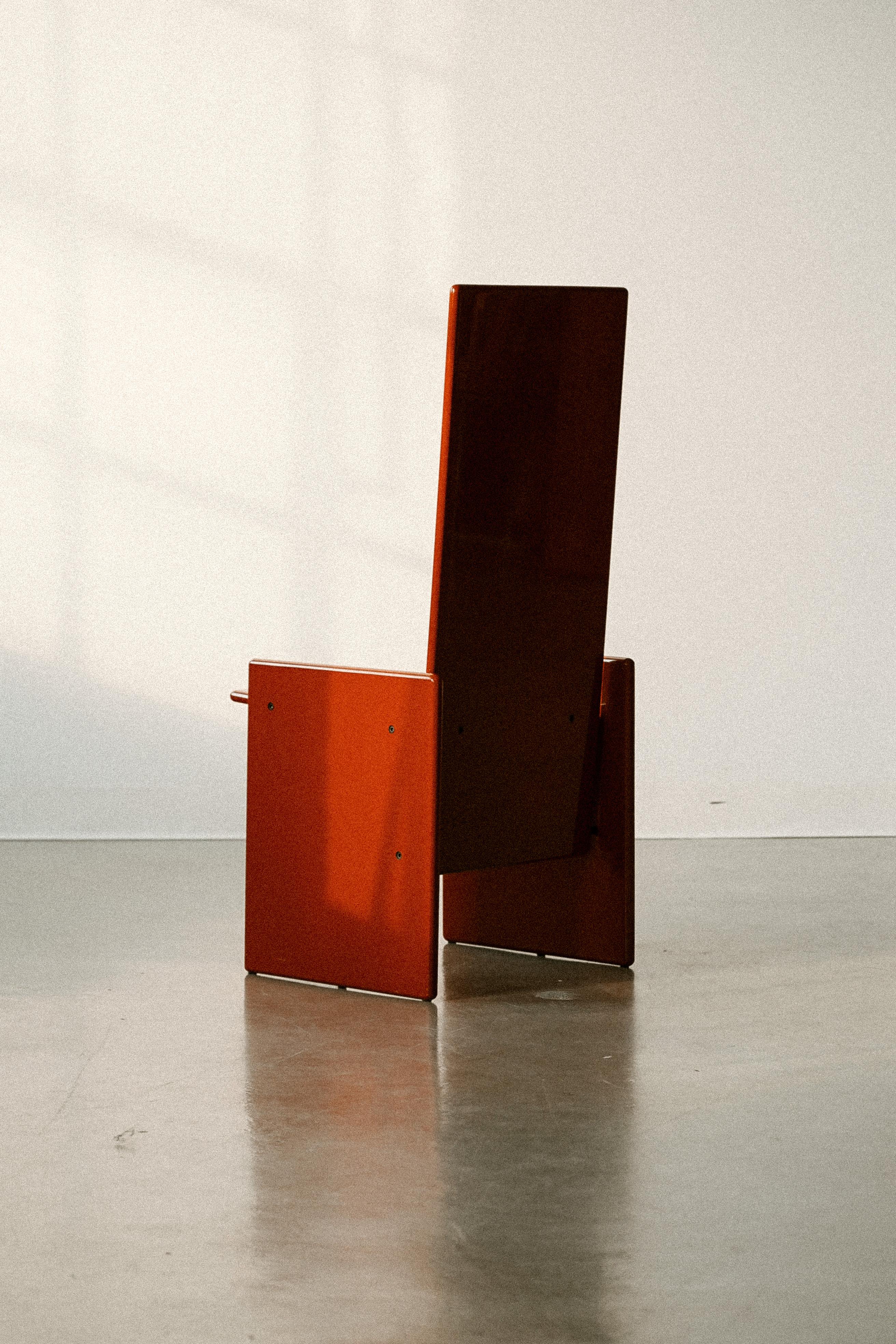 Postmoderno Sedia Kazuki in corallo rosso di Kazuhide Takahama per A. Simon in vendita